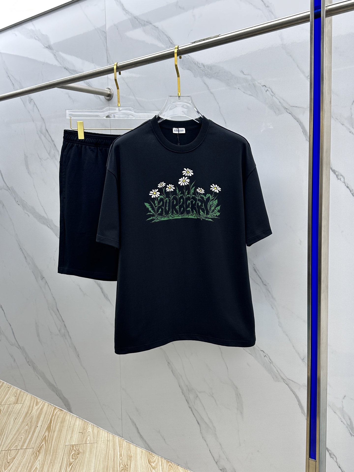 NO:415537,Burberry* Burberry's latest spring and summer 2025 set, men's and women's models, with few channels for trading companies, and it is released on the official website at the same time!  Basically, it will have its back every season, and I look forward to the performances of all trendy men and women!  This model is made of top-grade pure cotton washing water materials!  It is hard to pick on whether it is skin-friendly or breathable when worn in close-fitting!  The upper body looks very white and supports the complexion of the skin!  Loose style cut, both men and women can easily match your own fashionable and high-end outfit!  Xx sizes-xl, burberry, burberry, alexander wang19860909Burberry*巴宝莉 2025春夏最新款套装,男女款 贸易公司渠道稀出,同步官网发售！基本每一季都会有它的背影所在,期待着所有潮男潮女们的演绎！此款选用客供顶级纯棉洗水材质打造！贴身穿着亲肤感与透气性都无法挑剔！上身非常的显白承托肤色！宽松版型裁剪,无论男女皆可轻松搭配出属于自我的时尚高级穿搭！Xx 尺码s-xl,,burberry,burberry,alexander wang,Men's clothing