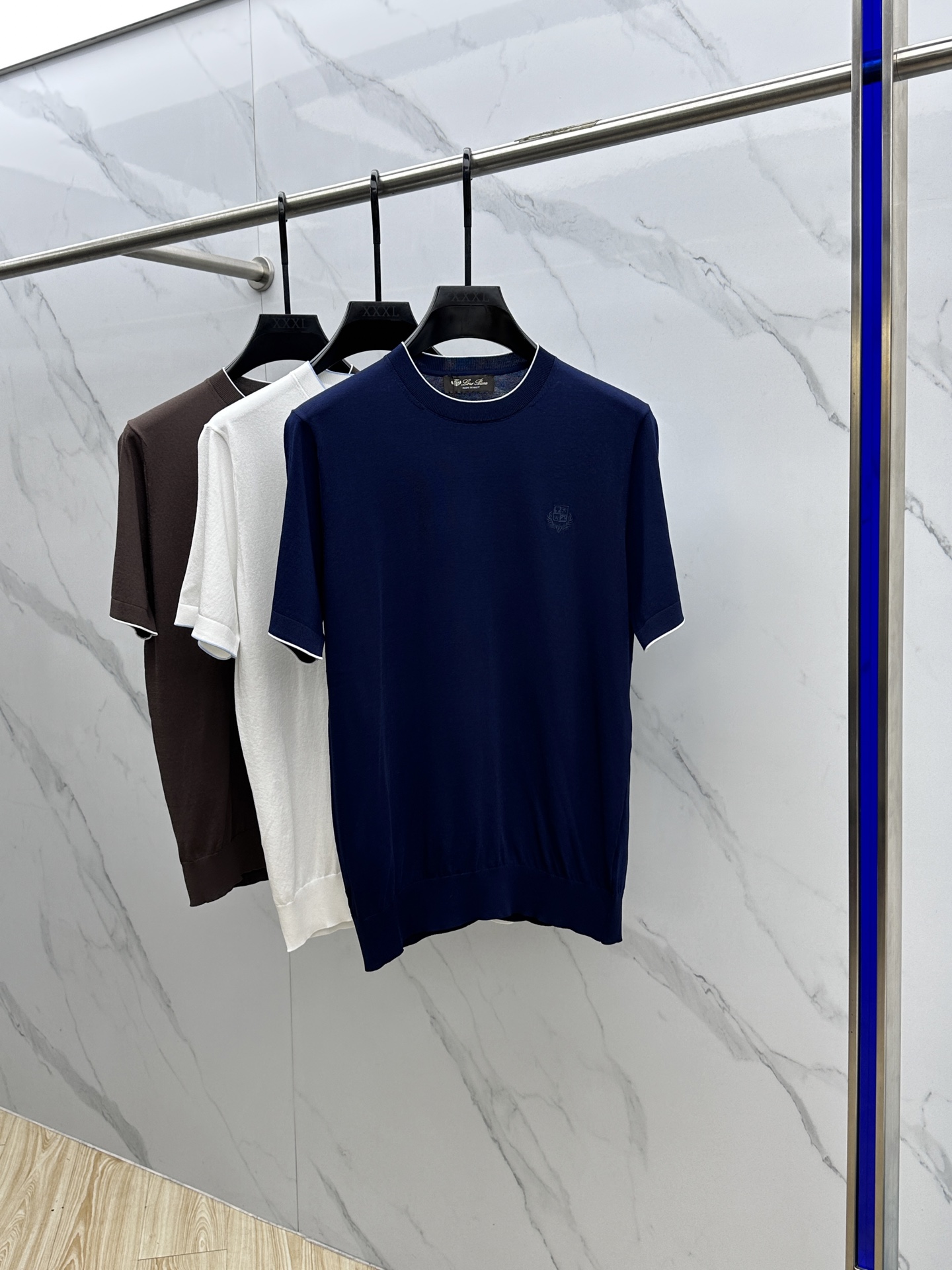 NO:415551,LP Spring and Summer New Mulberry Silk Blend Men's Knitted Short Sleeve Shirt!  The texture and texture are very soft, and the feel is extremely delicate and silky. You can feel its softness and smoothness when you come into contact with the skin!  The color mixing is integrated, and the classic fashion aesthetic is released to the maximum extent. The overall concise and atmospheric, continues the classic, calm and atmospheric classic color scheme, and naturally exudes casual elegance! Hz code number M-3XL, loro piano, T-shirt, alexander wang19860909LP 春夏新款 桑蚕丝混纺男士针织短袖衫！质感与纹理非常柔软,手感极其的细腻丝滑,与肌肤接触就能感觉到它的柔软和爽滑！间色混织一体,经典的时尚美学释放到最大限度.整体简洁、大气,延续经典,沉稳大气的经典配色,自然散发出的休闲儒雅 ! Hz码数M-3XL,,loro piana,T-shirt,alexander wang,Men's clothing