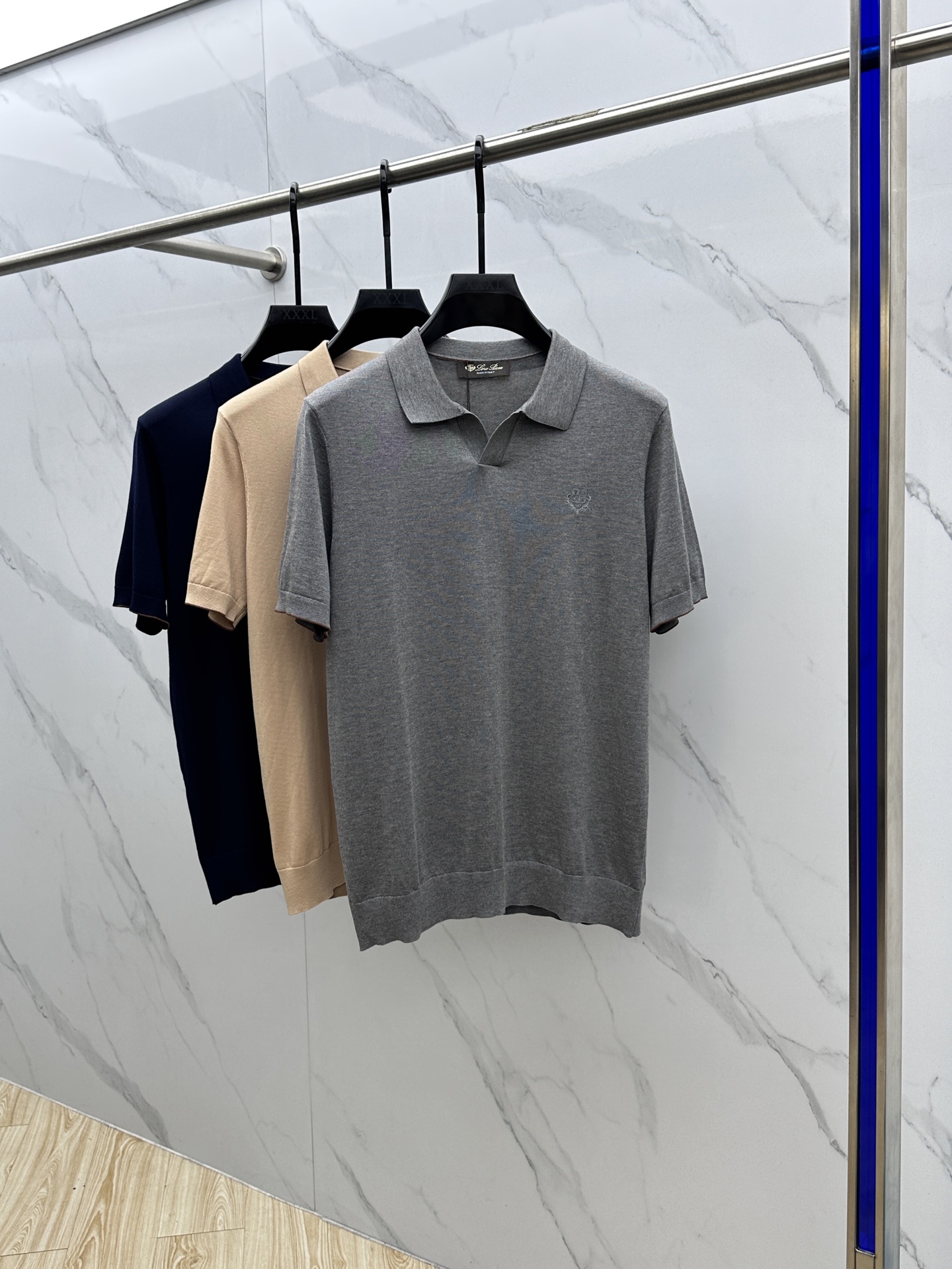 NO:415558,LP 0 Spring and Summer New Mulberry Silk Blend Men's Knitted Short Sleeve Shirt!  The texture and texture are very soft, and the feel is extremely delicate and silky. You can feel its softness and smoothness when you come into contact with the skin!  Classic fashion aesthetics are released to the maximum extent. The overall simplicity and atmosphericity continues the classic, calm and atmospheric classic color scheme, and the casual elegance naturally exudes! Hz code number M-3XL, loro piano, T-shirt, alexander wang19860909LP 0春夏新款 桑蚕丝混纺男士针织短袖衫！质感与纹理非常柔软,手感极其的细腻丝滑,与肌肤接触就能感觉到它的柔软和爽滑！经典的时尚美学释放到最大限度.整体简洁、大气,延续经典,沉稳大气的经典配色,自然散发出的休闲儒雅 ! Hz码数M-3XL,,loro piana,T-shirt,alexander wang,Men's clothing