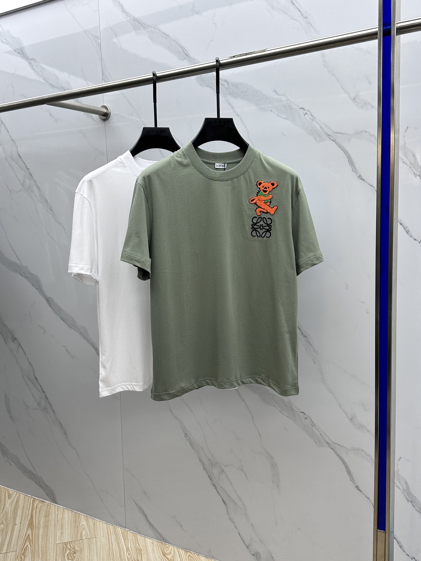 NO:419259,LOE* Luo Yiwei 2025FW spring and summer new round neck base-outdoor T-shirt, three-dimensional logo conventional half-sleeved cotton base T-shirt, cotton, feel glutinous and skin-skinned, soft and tough. Processing, toughness and wrinkle resistance have been greatly improved. Cutting is in place, chest logo technology is extremely recognizable. Three standards are complete, single-wear base must-have items. Men and women's same size hei code number M-3XL,,loewe,loewe,tees,t-shirt,alexander wang19860909LOE*罗意威 2025FW春夏新品圆领打底外穿T恤,立体感logo常规半袖纯棉打底T恤,棉,手感面糯有骨感,柔而有韧性.工艺处理,韧性和抗皱性能得到大幅度提高.剪裁到位,胸前logo工艺,辨识度极高.三标齐全,单穿打底必备单品. 男女同款hei 码数M-3XL,,loewe,loewe,tees，t-shirt,alexander wang,Men's clothing