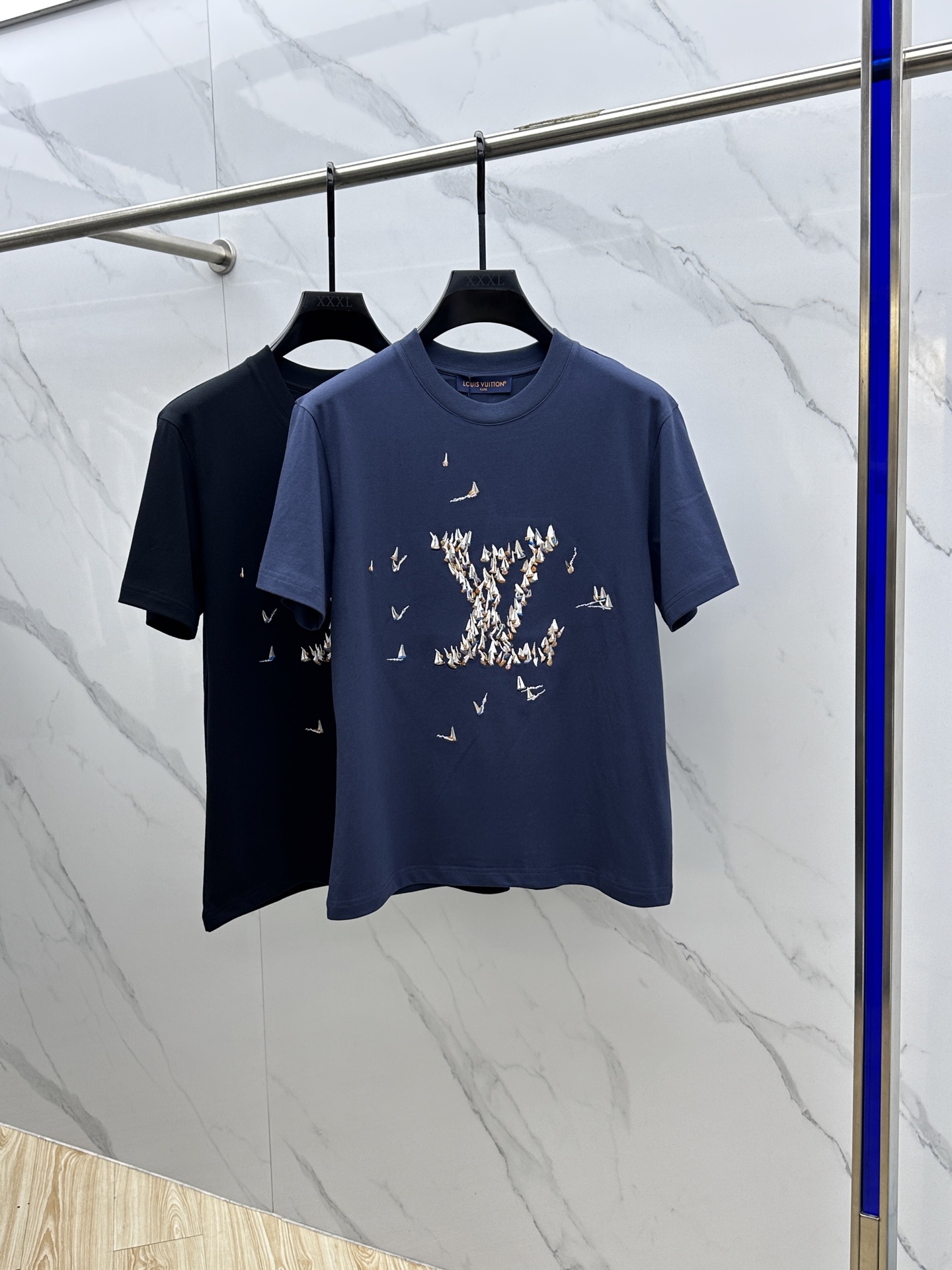 NO:419270,1V* Louis Vuitton 2025FW spring and summer new round neck base T-shirt, three-dimensional logo conventional half-sleeved cotton base T-shirt, cotton, feel glutinous and skin-skinned, soft and tough. Processing, toughness and wrinkle resistance have been greatly improved. Cutting is in place, chest logo technology is extremely recognizable. Three standards are complete, single-wear base must-have items. Men and women's same size hei code M-3XL, louis vuitton,tees, t-shirt, alexander wang198609091V*路易威登 2025FW春夏新品圆领打底外穿T恤,立体感logo常规半袖纯棉打底T恤,棉,手感面糯有骨感,柔而有韧性.工艺处理,韧性和抗皱性能得到大幅度提高.剪裁到位,胸前logo工艺,辨识度极高.三标齐全,单穿打底必备单品. 男女同款hei 码数M-3XL,,louis vuitton,tees，t-shirt,alexander wang,Men's clothing