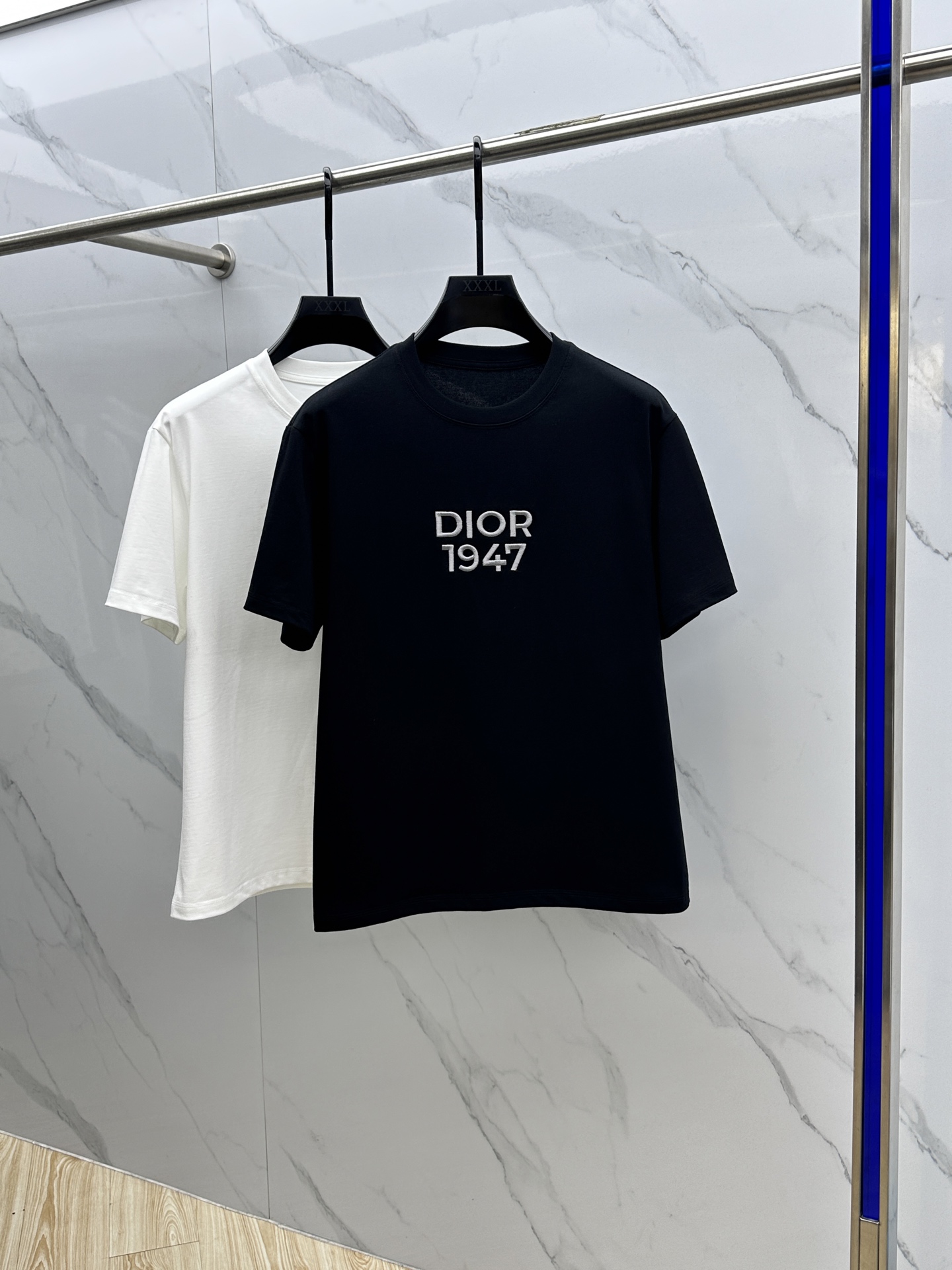 NO:419292,Dior*Dior 2025FW spring and summer new round neck base-outdoor T-shirt, three-dimensional logo conventional half-sleeved cotton base T-shirt, cotton, feel glutinous and skin-skinned, soft and tough. Processing, toughness and wrinkle resistance have been greatly improved. Cutting is in place, chest logo technology is extremely recognizable. Three standards are complete, and single-wear base must be necessary. xy code number M-3XL,,dior,dior,tees, t-shirt,alexander wang19860909Dior*迪奥 2025FW春夏新品圆领打底外穿T恤,立体感logo常规半袖纯棉打底T恤,棉,手感面糯有骨感,柔而有韧性.工艺处理,韧性和抗皱性能得到大幅度提高.剪裁到位,胸前logo工艺,辨识度极高.三标齐全,单穿打底必备单品. xy码数M-3XL,,dior,dior,tees，t-shirt,alexander wang,Men's clothing