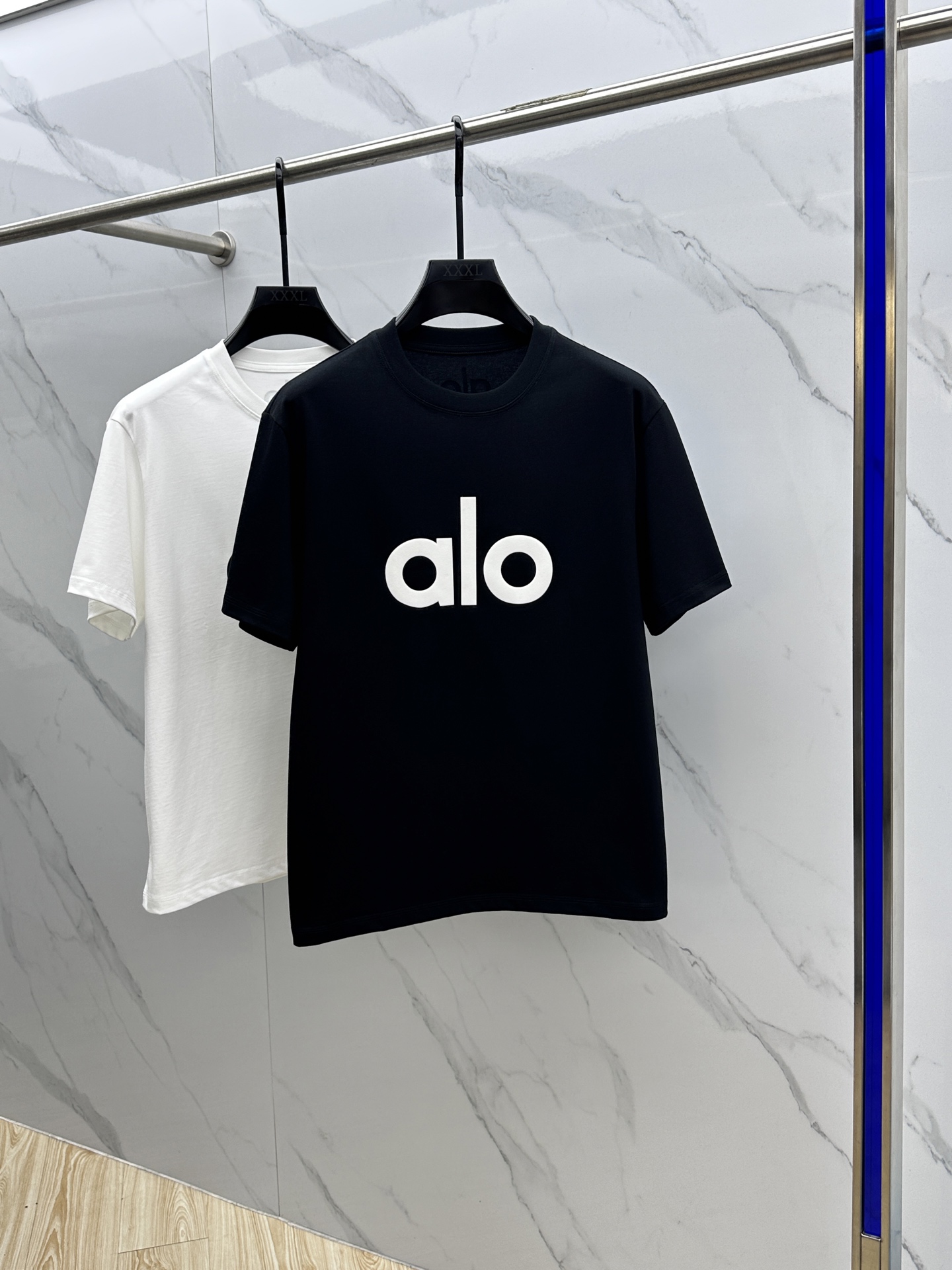 NO:419303,alo 2025FW spring and summer new round neck base-fitting T-shirt, three-dimensional logo conventional half-sleeved cotton base T-shirt, cotton, feel glutinous and skin-like, soft and tough. Processing, toughness and wrinkle resistance have been greatly improved. Cutting is in place, chest logo technology is extremely recognizable. Three standards are complete, and single-wear base must be used. xy code number M-3XL, tees, t-shirt, alexander wang19860909alo 2025FW春夏新品圆领打底外穿T恤,立体感logo常规半袖纯棉打底T恤,棉,手感面糯有骨感,柔而有韧性.工艺处理,韧性和抗皱性能得到大幅度提高.剪裁到位,胸前logo工艺,辨识度极高.三标齐全,单穿打底必备单品. xy码数M-3XL,,tees，t-shirt,alexander wang,Men's clothing