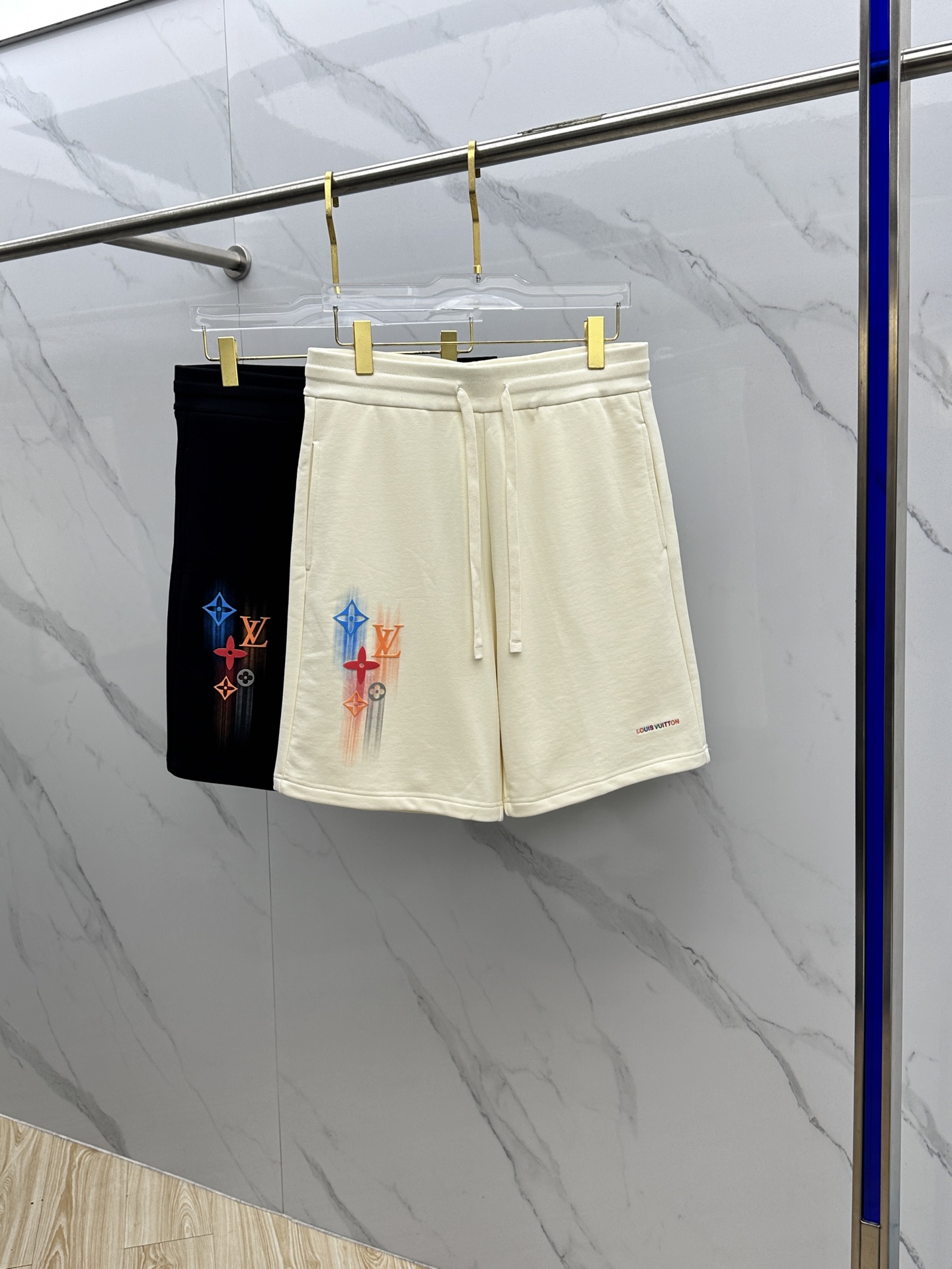 NO:461670,1V* Louis Vuitton 2025 Spring and Summer New Men's Casual Drawstring Shorts High-end Product is simple, fashionable and generous, simple, neat and refreshing, the quality workmanship details can stand any form of test, simple, generous and versatile, elegant and handsome, with a new look!  The quality is invincible, the details are in place, the three standards are complete, and hei is not picky about others!  Size S-XL, louis vuitton, shorts, alexander wang198609091V*路易威登 2025春夏新款男士休闲抽绳短裤 高端货简洁时尚大方 简洁利落又清爽 品质做工细节经得起任何形式检验,简约大方百搭款 上身优雅帅气,焕然一新的即视感！品相无敌,细节都很到位,三标齐全,hei上身不挑人！ 尺码S-XL,,louis vuitton,shorts,alexander wang,Men's clothing