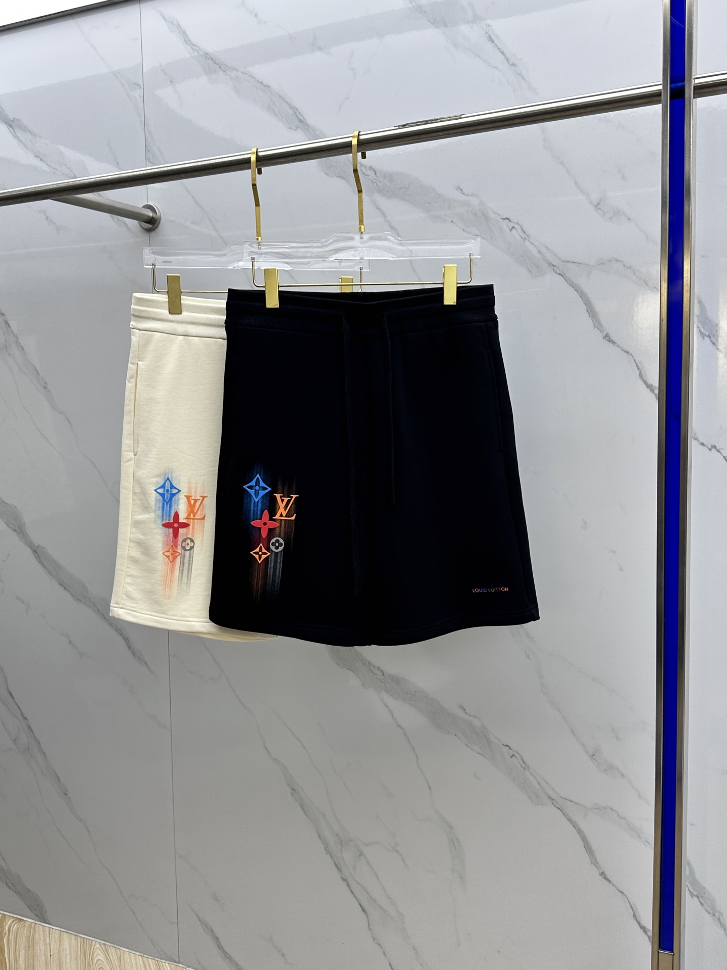 NO:426088,1V* Louis Vuitton Spring and summer new men's casual drawstring shorts. High-end products are simple, fashionable and generous. Simple, neat and refreshing. The quality workmanship details can stand any form of test. They are simple, generous and versatile. The upper body is elegant and handsome, and the new visual feeling is refreshing!  The quality is invincible, the details are in place, the three standards are complete, and hei is not picky about others!  Size S-XL, louis vuitton, shorts, alexander wang198609091V*路易威登 春夏新款男士休闲抽绳短裤 高端货简洁时尚大方 简洁利落又清爽 品质做工细节经得起任何形式检验,简约大方百搭款 上身优雅帅气,焕然一新的即视感！品相无敌,细节都很到位,三标齐全,hei上身不挑人！ 尺码S-XL,,louis vuitton,shorts,alexander wang,Men's clothing