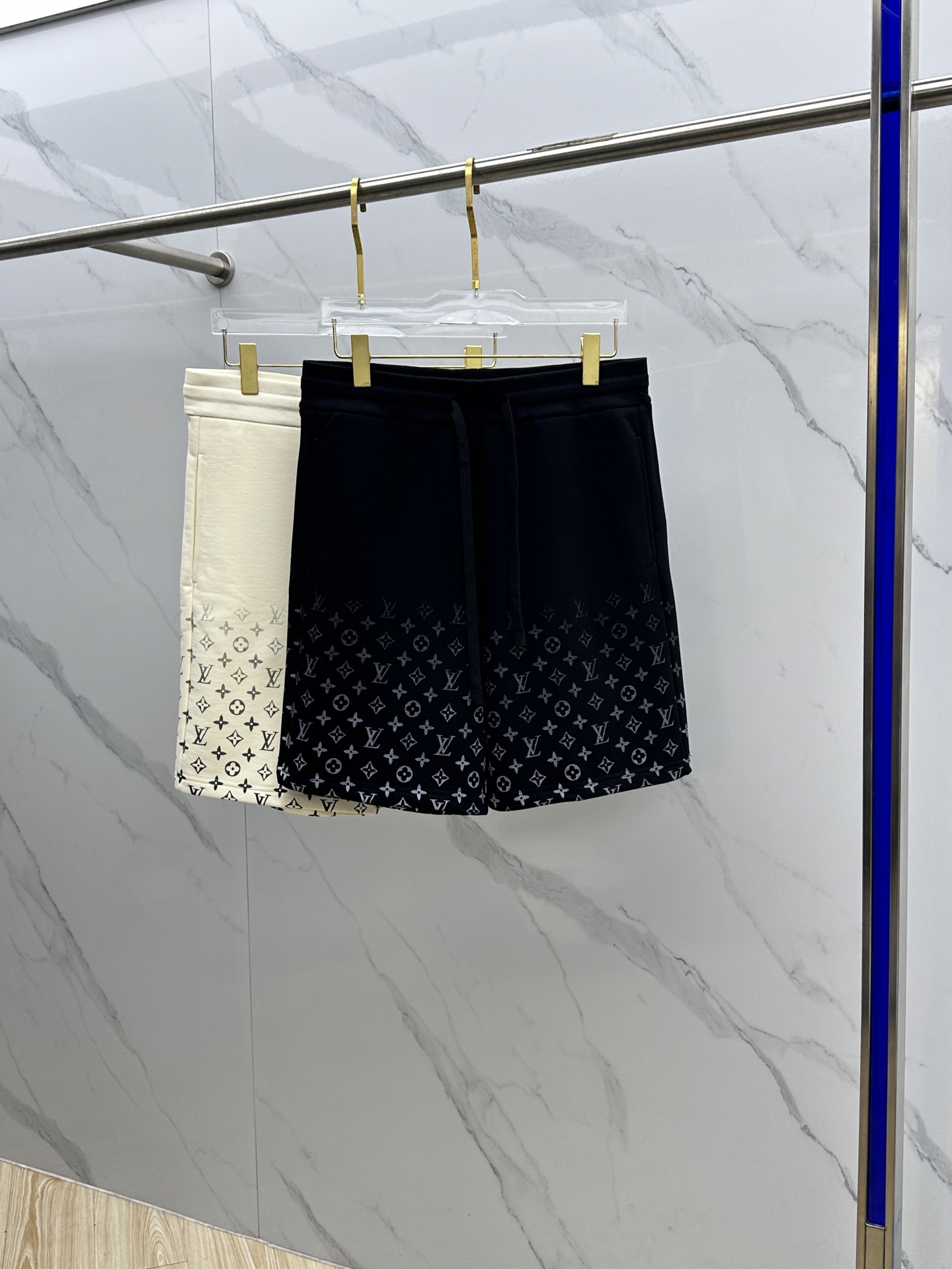 NO:426080,1V* Louis Vuitton Spring and summer new men's casual drawstring shorts. High-end products are simple, fashionable and generous. Simple, neat and refreshing. The quality workmanship details can stand any form of test. They are simple, generous and versatile. The upper body is elegant and handsome, and the new visual feeling is refreshing!  The quality is invincible, the details are in place, the three standards are complete, and hei is not picky about others!  Size S-XL, louis vuitton, shorts, alexander wang198609091V*路易威登 春夏新款男士休闲抽绳短裤 高端货简洁时尚大方 简洁利落又清爽 品质做工细节经得起任何形式检验,简约大方百搭款 上身优雅帅气,焕然一新的即视感！品相无敌,细节都很到位,三标齐全,hei上身不挑人！ 尺码S-XL,,louis vuitton,shorts,alexander wang,Men's clothing