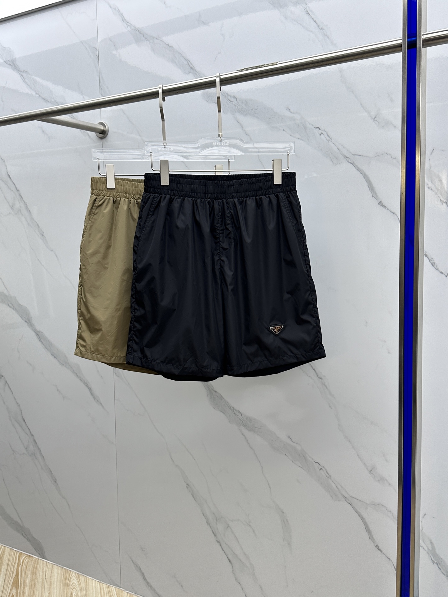 NO:419192,Prad* Prad* 2025 spring and summer new men's quick-dry shorts, the most casual fashion aesthetic, original pants with casual and versatile upper body, casual and lazy style, high-end customized quick-drying fabric, customized craftsmanship, classic logo triangle logo, full of comfort. High-end and atmospheric, can match all T-shirts. Hei code S-XL,,prada,prada, shorts,tees,t-shirt,alexander wang19860909Prad*普拉达 2025春夏季新款男士速干短裤,最休闲的时尚美学,原版裤型上身休闲百搭、随性慵懒范,高级定制速干面料,订制工艺 经典logo三角标,舒适感爆棚.高端大气,可通搭一切T恤. hei码数S-XL,,prada,prada,shorts,tees，t-shirt,alexander wang,Men's clothing