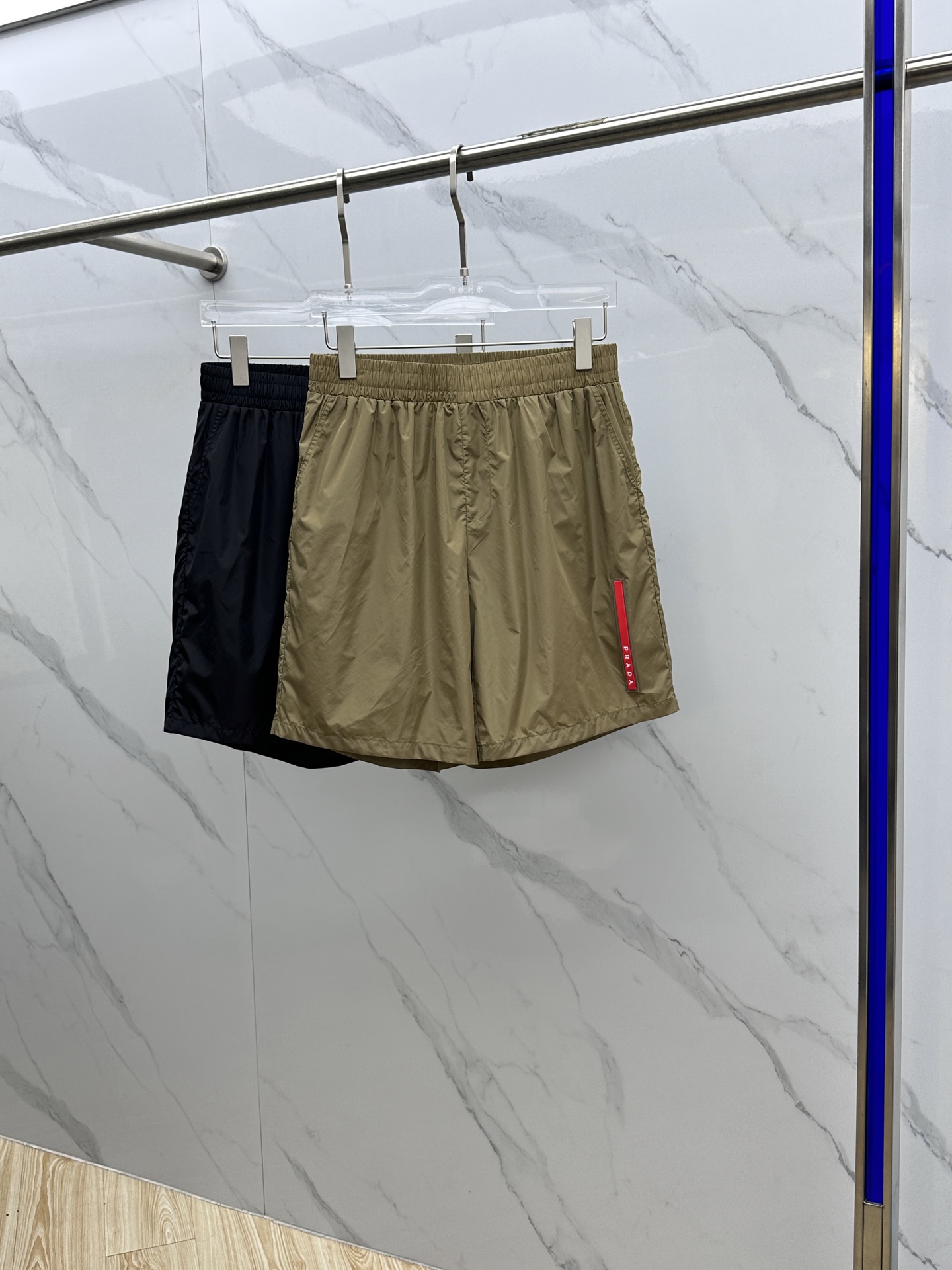 NO:419200,Prad* Prad* 2025 spring and summer new men's quick-dry shorts, the most casual fashion aesthetic, original pants with casual and versatile upper body, casual and lazy style, high-end customized quick-drying fabric, customized craftsmanship, classic red logo glue label, full of comfort. High-end and atmospheric, can match all T-shirts. Hei code S-XL,,prada,prada, shorts,tees,t-shirt,alexander wang19860909Prad*普拉达 2025春夏季新款男士速干短裤,最休闲的时尚美学,原版裤型上身休闲百搭、随性慵懒范,高级定制速干面料,订制工艺 经典红色logo胶标,舒适感爆棚.高端大气,可通搭一切T恤. hei码数S-XL,,prada,prada,shorts,tees，t-shirt,alexander wang,Men's clothing