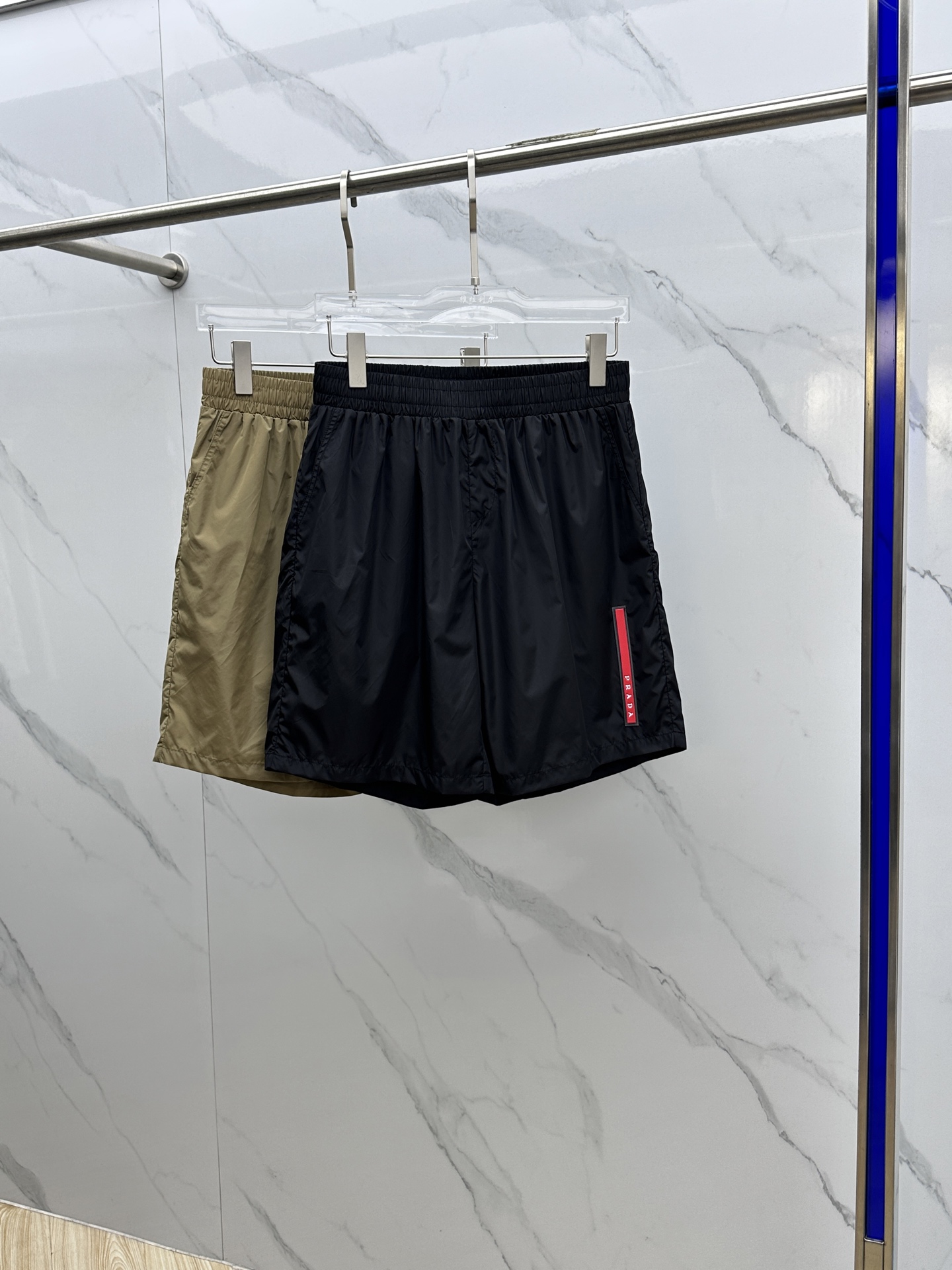 NO:471058,Prad* Prad* 2025 spring and summer new men's quick-dry shorts, the most casual fashion aesthetic, original pants with casual and versatile upper body, casual and lazy style, high-end customized quick-drying fabric, customized craftsmanship, classic red logo glue label, full of comfort. High-end and atmospheric, can match all T-shirts. Hei code S-XL,,prada,prada, shorts,tees,t-shirt,alexander wang19860909Prad*普拉达 2025春夏季新款男士速干短裤,最休闲的时尚美学,原版裤型上身休闲百搭、随性慵懒范,高级定制速干面料,订制工艺 经典红色logo胶标,舒适感爆棚.高端大气,可通搭一切T恤. hei码数S-XL,,prada,prada,shorts,tees，t-shirt,alexander wang,Men's clothing