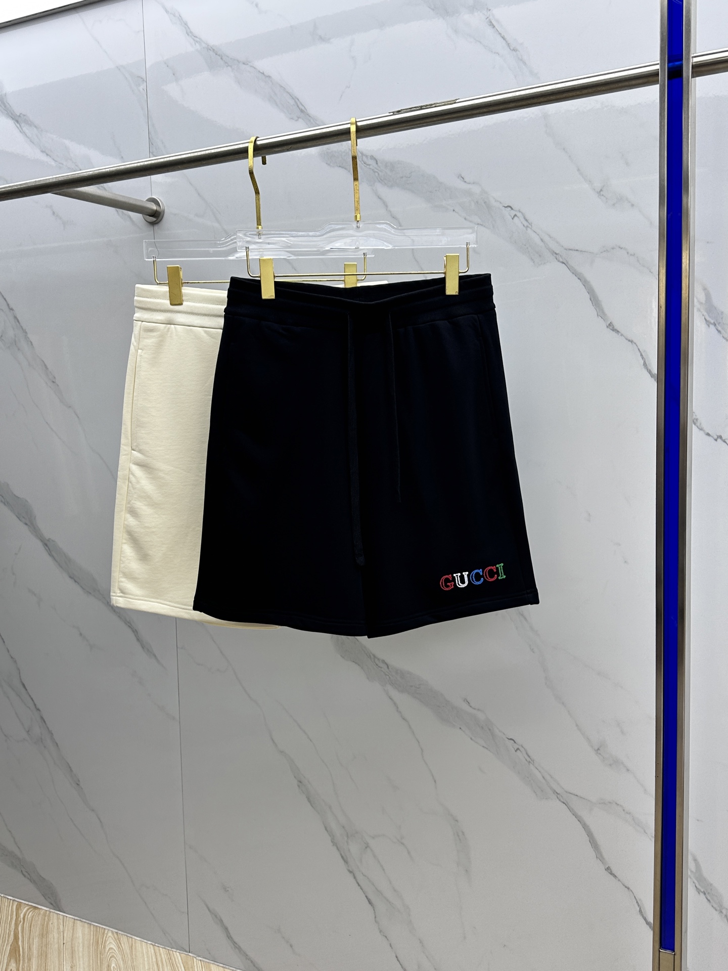 NO:482210,Guc* Gucci 2025 Spring and Summer New Men's Casual Drawstring Shorts High-end Products are simple, fashionable and generous, simple, neat and refreshing, and the quality workmanship details can stand any form of test. They are simple, generous and versatile. The upper body is elegant and handsome, and the new visual feeling is refreshing!  The quality is invincible, the details are in place, the three standards are complete, and hei is not picky about others!  Size S-XL, gucci, gucci, shorts, alexander wang19860909Guc*古驰 2025春夏新款男士休闲抽绳短裤 高端货简洁时尚大方 简洁利落又清爽 品质做工细节经得起任何形式检验,简约大方百搭款 上身优雅帅气,焕然一新的即视感！品相无敌,细节都很到位,三标齐全,hei上身不挑人！ 尺码S-XL,,gucci,gucci,shorts,alexander wang,Men's clothing