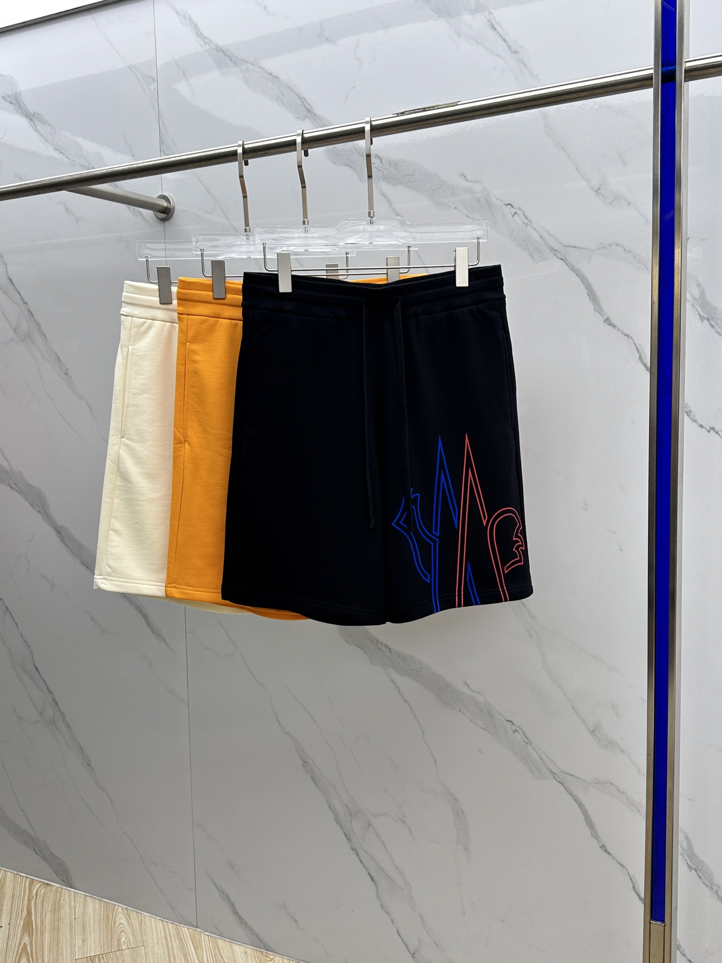 NO:464779,Mon* covers the mouth. New 2025 spring and summer new men's casual drawstring shorts. High-end products are simple, fashionable and generous. Simple, neat and refreshing. The quality workmanship details can stand any form of test. They are simple, generous and versatile. The upper body is elegant and handsome, and the new visual feeling is refreshing!  The quality is invincible, the details are in place, the three standards are complete, and hei is not picky about others!  Size S-XL, Moncler, shorts, alexander wang19860909Mon*蒙口 2025春夏新款男士休闲抽绳短裤 高端货简洁时尚大方 简洁利落又清爽 品质做工细节经得起任何形式检验,简约大方百搭款 上身优雅帅气,焕然一新的即视感！品相无敌,细节都很到位,三标齐全,hei上身不挑人！ 尺码S-XL,,Moncler,shorts,alexander wang,Men's clothing