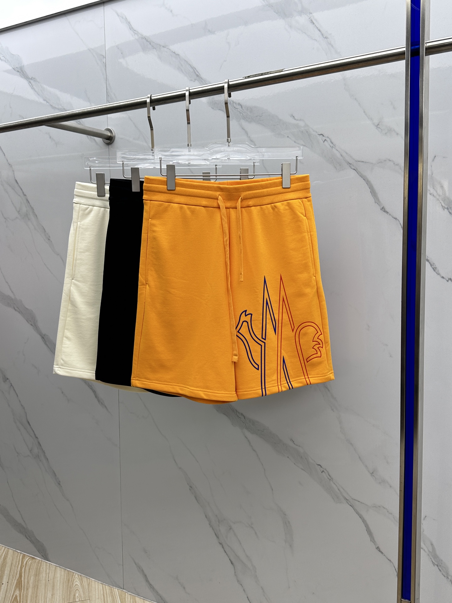 NO:473586,Mon* covers the mouth. New 2025 spring and summer new men's casual drawstring shorts. High-end products are simple, fashionable and generous. Simple, neat and refreshing. The quality workmanship details can stand any form of test. They are simple, generous and versatile. The upper body is elegant and handsome, and the new visual feeling is refreshing!  The quality is invincible, the details are in place, the three standards are complete, and hei is not picky about others!  Size S-XL, Moncler, shorts, alexander wang19860909Mon*蒙口 2025春夏新款男士休闲抽绳短裤 高端货简洁时尚大方 简洁利落又清爽 品质做工细节经得起任何形式检验,简约大方百搭款 上身优雅帅气,焕然一新的即视感！品相无敌,细节都很到位,三标齐全,hei上身不挑人！ 尺码S-XL,,Moncler,shorts,alexander wang,Men's clothing