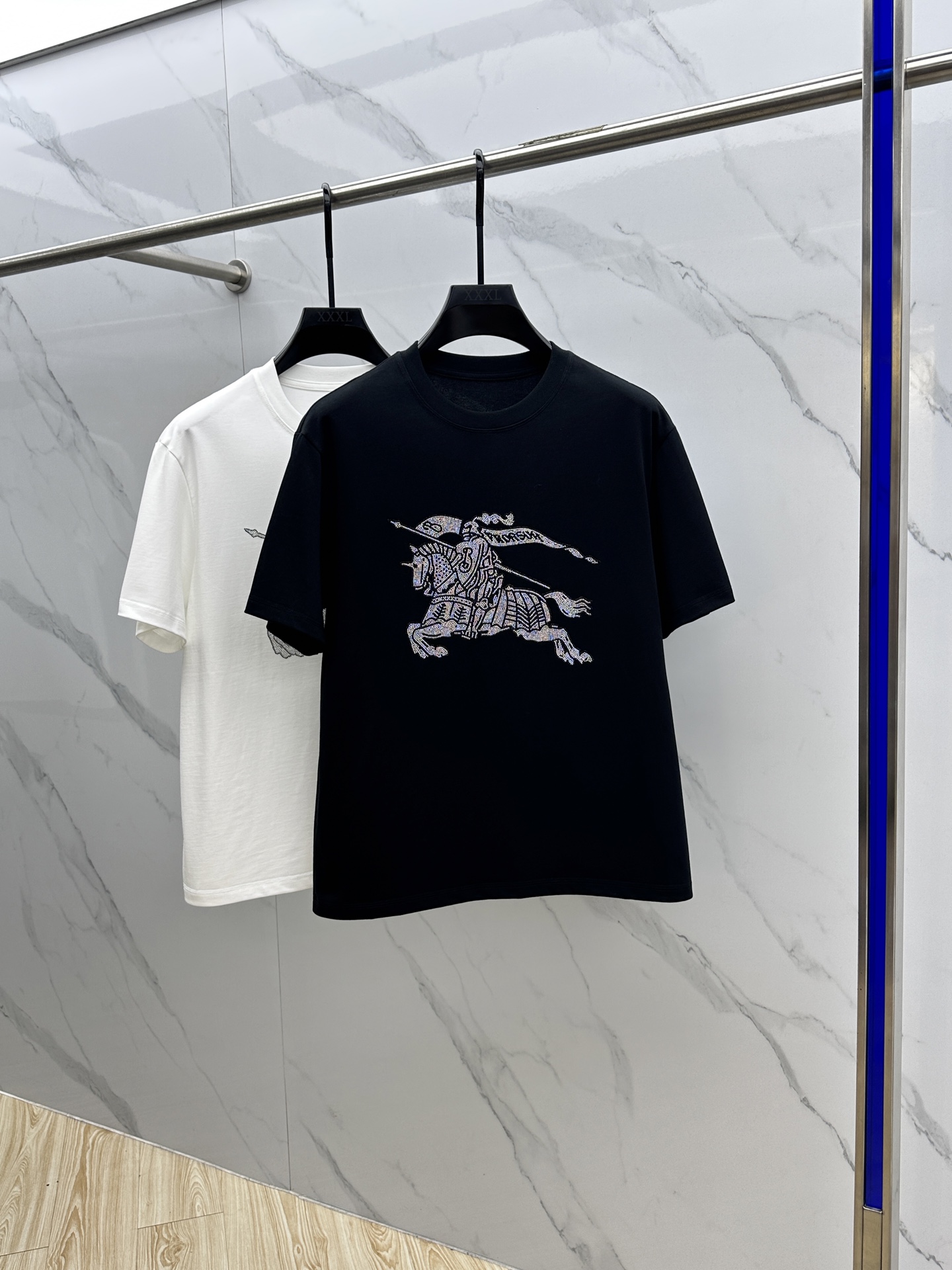 NO:479276,Burberry* Burberry 2025FW spring and summer new round neck base T-shirt, three-dimensional logo conventional half-sleeved cotton base T-shirt, cotton, feel glutinous and skin-skinned, soft and tough. Processing, toughness and wrinkle resistance have been greatly improved. Cutting is in place, chest logo technology is extremely recognizable. Three standards are complete, and single-wear base must be used. xy code number M-3XL, burberry, burberry, tees, t-shirt, alexander wang19860909Burberry*巴宝莉 2025FW春夏新品圆领打底外穿T恤,立体感logo常规半袖纯棉打底T恤,棉,手感面糯有骨感,柔而有韧性.工艺处理,韧性和抗皱性能得到大幅度提高.剪裁到位,胸前logo工艺,辨识度极高.三标齐全,单穿打底必备单品. xy码数M-3XL,,burberry,burberry,tees，t-shirt,alexander wang,Men's clothing