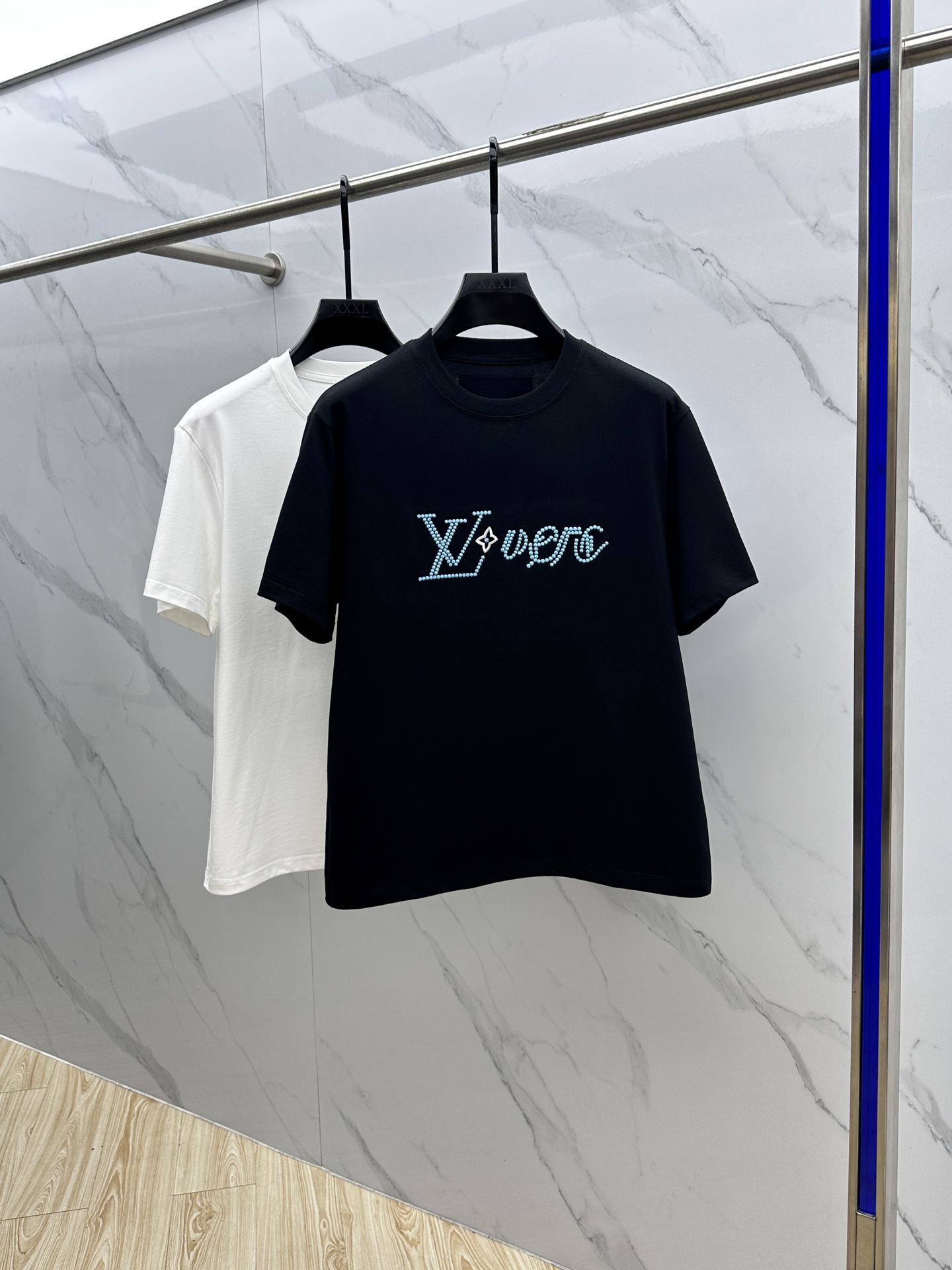 NO:479268,1V* Louis Vuitton 2025FW spring and summer new round neck base T-shirt, three-dimensional logo conventional half-sleeved cotton base T-shirt, cotton, feel glutinous and skin-skinned, soft and tough. Processing, toughness and wrinkle resistance have been greatly improved. Cutting is in place, chest logo technology is extremely recognizable. Three standards are complete, single-wear base must be used. xy code number M-3XL,,louis vuitton,tees, t-shirt, alexander wang198609091V*路易威登 2025FW春夏新品圆领打底外穿T恤,立体感logo常规半袖纯棉打底T恤,棉,手感面糯有骨感,柔而有韧性.工艺处理,韧性和抗皱性能得到大幅度提高.剪裁到位,胸前logo工艺,辨识度极高.三标齐全,单穿打底必备单品. xy码数M-3XL,,louis vuitton,tees，t-shirt,alexander wang,Men's clothing