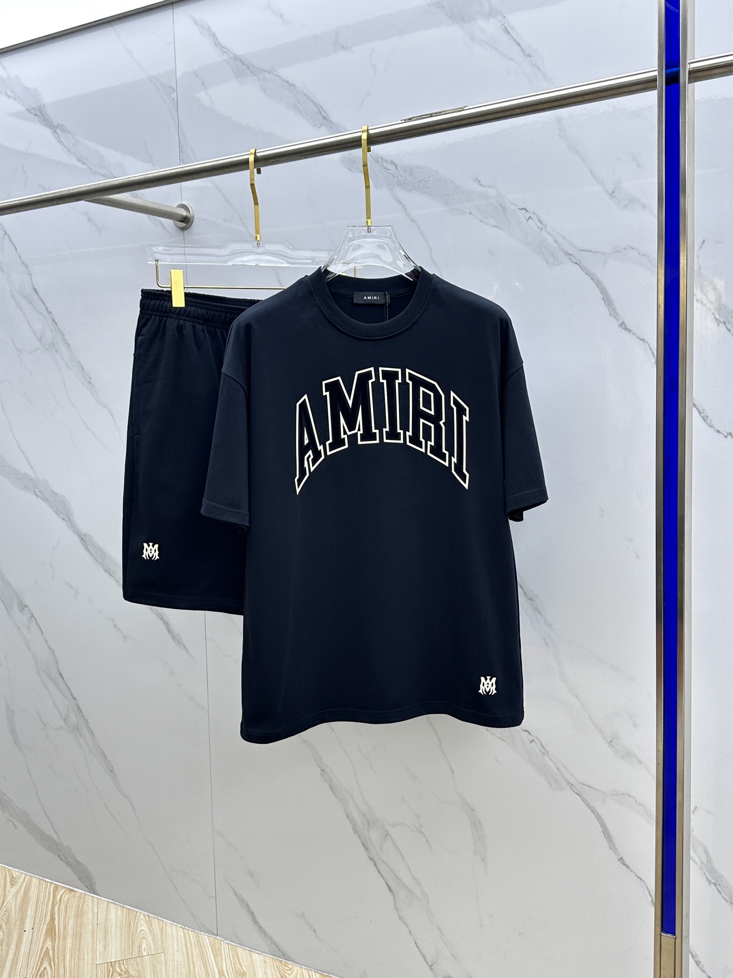 NO:473538,AMIRI 2025 Spring and Summer latest suit, men and women's models, with few channels for trading companies, and it is released on the official website at the same time!  Basically, it will have its back every season, and I look forward to the performances of all trendy men and women!  This model is made of top-grade pure cotton washing water materials!  It is hard to pick on whether it is skin-friendly or breathable when worn in close-fitting!  The upper body looks very white and supports the complexion of the skin!  Loose style cut, both men and women can easily match your own fashionable and high-end outfit!  Xx size S-XL, amiri, alexander wang19860909AMIRI 2025春夏最新款套装,男女款 贸易公司渠道稀出,同步官网发售！基本每一季都会有它的背影所在,期待着所有潮男潮女们的演绎！此款选用客供顶级纯棉洗水材质打造！贴身穿着亲肤感与透气性都无法挑剔！上身非常的显白承托肤色！宽松版型裁剪,无论男女皆可轻松搭配出属于自我的时尚高级穿搭！Xx 尺码S-XL,,amiri,alexander wang,Men's clothing