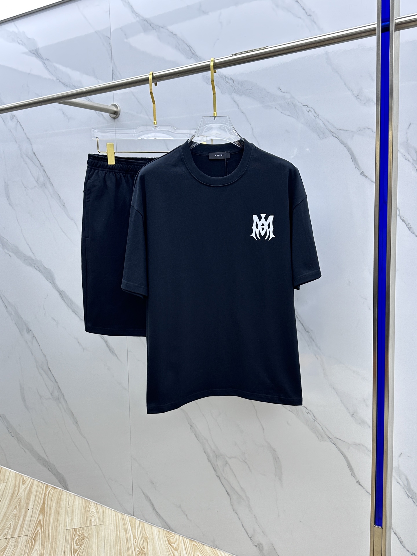 NO:458994,AMIRI 2025 Spring and Summer latest suit, men and women's models, with few channels for trading companies, and it is released on the official website at the same time!  Basically, it will have its back every season, and I look forward to the performances of all trendy men and women!  This model is made of top-grade pure cotton washing water materials!  It is hard to pick on whether it is skin-friendly or breathable when worn in close-fitting!  The upper body looks very white and supports the complexion of the skin!  Loose style cut, both men and women can easily match your own fashionable and high-end outfit!  Xx size S-XL, amiri, alexander wang19860909AMIRI 2025春夏最新款套装,男女款 贸易公司渠道稀出,同步官网发售！基本每一季都会有它的背影所在,期待着所有潮男潮女们的演绎！此款选用客供顶级纯棉洗水材质打造！贴身穿着亲肤感与透气性都无法挑剔！上身非常的显白承托肤色！宽松版型裁剪,无论男女皆可轻松搭配出属于自我的时尚高级穿搭！Xx 尺码S-XL,,amiri,alexander wang,Men's clothing