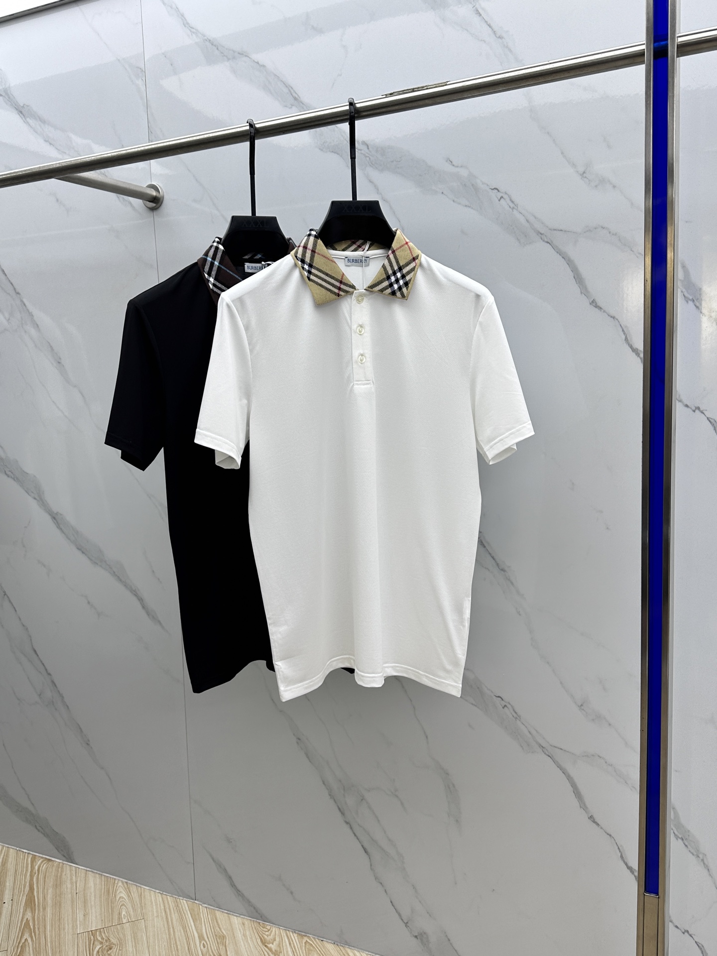 NO:454649,Burberry* Burberry 25ss new POLO shirt, 11 customized on the official website, the collar is integrated into the brand's classic plaid contrasting color design, simple and atmospheric and detailed feeling, it is made of cotton with high-density beaded cloth, the fabric is washed and shaped and does not deform, does not shrink, and feels comfortable with the hand, three standards are complete, business and casual upper body effect is excellent. Abb size m-3XL, burberry, burberry, alexander wang19860909Burberry*巴宝莉 25ss新款POLO衫,官网同售11定制,领子融入品牌经典格纹撞色设计,简约大气细节感超满,采用高密度珠地布制成棉质,面料洗水定型处理不变形,不缩水手感舒适,三标齐全,可商务可休闲上身效果超好.Abb 尺码m-3XL,,burberry,burberry,alexander wang,Men's clothing