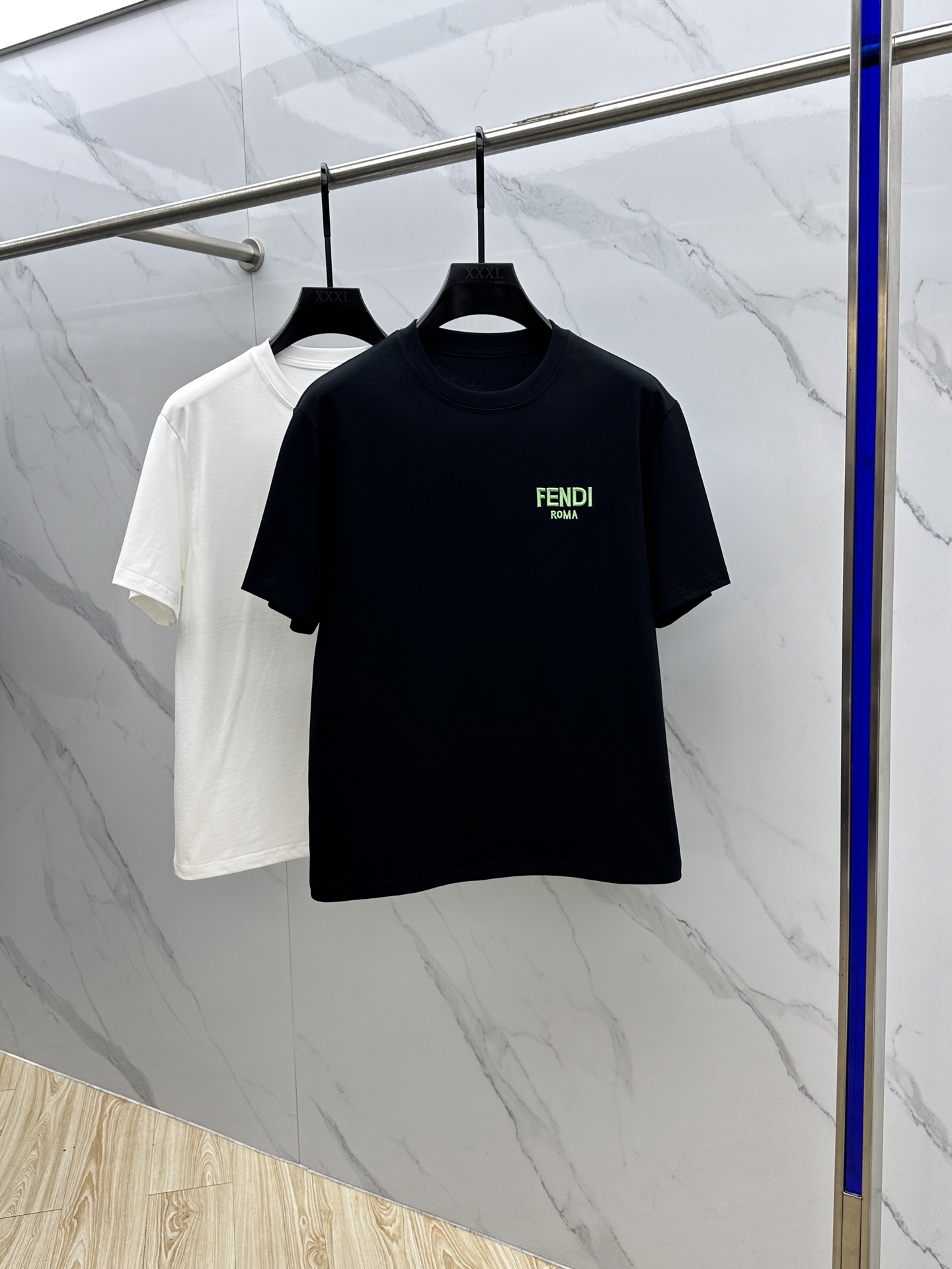 NO:479260,Fend*Fendi 2025FW spring and summer new round neck base-outdoor T-shirt, three-dimensional logo conventional half-sleeved cotton base T-shirt, cotton, feel glutinous and skin-skinned, soft and tough. Processing, toughness and wrinkle resistance have been greatly improved. Cutting is in place, chest logo technology is extremely recognizable. Three standards are complete, and single-wear base must be used. xy code number M-3XL,,fendi,fendi,tees, t-shirt,alexander wang19860909Fend*芬迪 2025FW春夏新品圆领打底外穿T恤,立体感logo常规半袖纯棉打底T恤,棉,手感面糯有骨感,柔而有韧性.工艺处理,韧性和抗皱性能得到大幅度提高.剪裁到位,胸前logo工艺,辨识度极高.三标齐全,单穿打底必备单品. xy码数M-3XL,,fendi,fendi,tees，t-shirt,alexander wang,Men's clothing