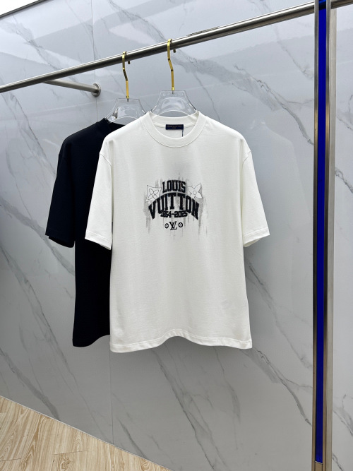 Louis Vuitton T-shirt à col rond, logo en relief, manches courtes, coton 1 Louis Vuitton T-shirt à col rond, logo en relief, manches courtes, coton
