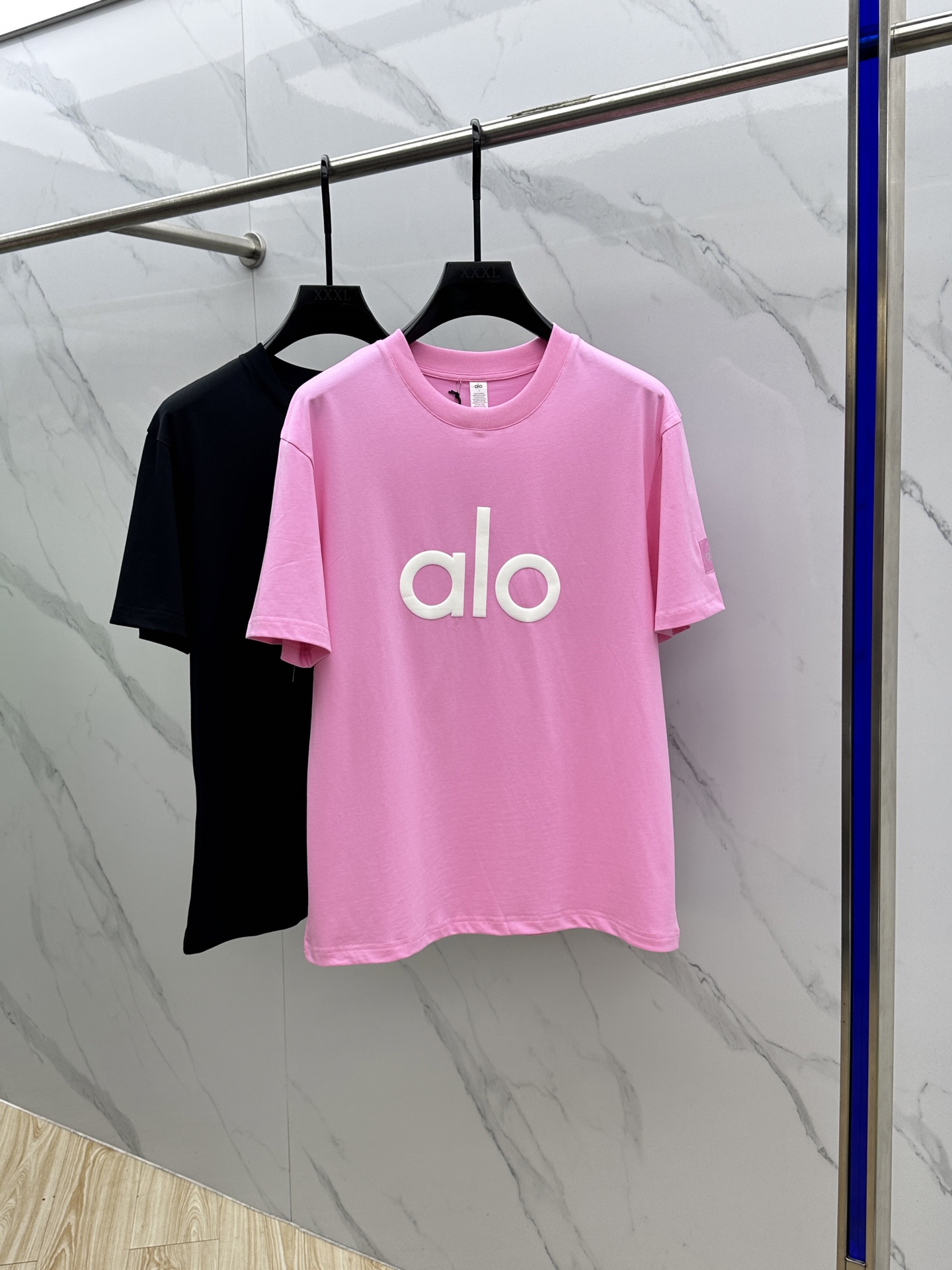 NO:461652,alo 2025 spring and summer new style first-time counter latest short-sleeved round-neck T-shirt, high-end customization, avant-garde and fashionable design!  Brand logo heavy craftsmanship design, high-end long-length cotton fabric, soft feel, comfortable to wear, exquisite counter-level car line, fine workmanship, invincible and handsome upper body effect!  A must-have item for handsome men!  Hei original single production Number of codes: M~3XL, T-shirt,tees, t-shirt,alexander wang19860909alo 2025春夏新款首发专柜最新款短袖圆领T恤 高端订制 设计前卫时尚！品牌logo重工艺设计 高端长绒棉面料.手感柔软.穿着舒适.专柜级别精致车线.做工精细.上身效果无敌帅气！型男必备单品！ hei原单出品 码数: M~3XL,,T-shirt,tees，t-shirt,alexander wang,Men's clothing