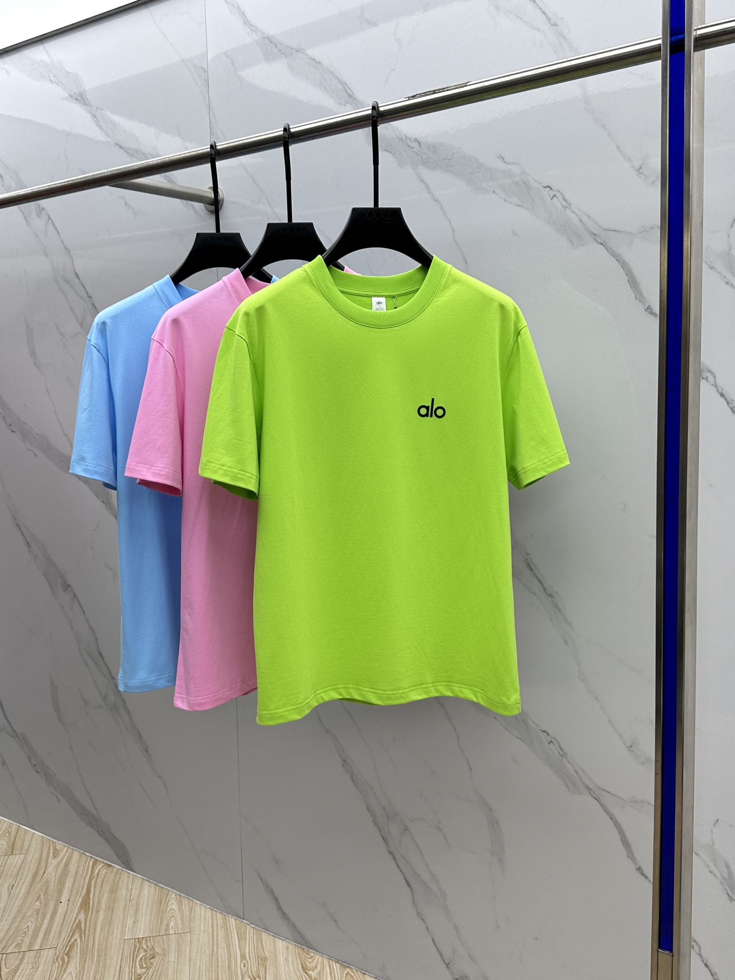 NO:511908,alo 2025 spring and summer new style first-time counter latest short-sleeved round-neck T-shirt, high-end customization, avant-garde and fashionable design!  Brand logo heavy craftsmanship design, high-end long-length cotton fabric, soft feel, comfortable to wear, exquisite counter-level car line, fine workmanship, invincible and handsome upper body effect!  A must-have item for handsome men!  Hei original single production Number of codes: M~3XL, T-shirt,tees, t-shirt,alexander wang19860909alo 2025春夏新款首发专柜最新款短袖圆领T恤 高端订制 设计前卫时尚！品牌logo重工艺设计 高端长绒棉面料.手感柔软.穿着舒适.专柜级别精致车线.做工精细.上身效果无敌帅气！型男必备单品！ hei原单出品 码数: M~3XL,,T-shirt,tees，t-shirt,alexander wang,Men's clothing