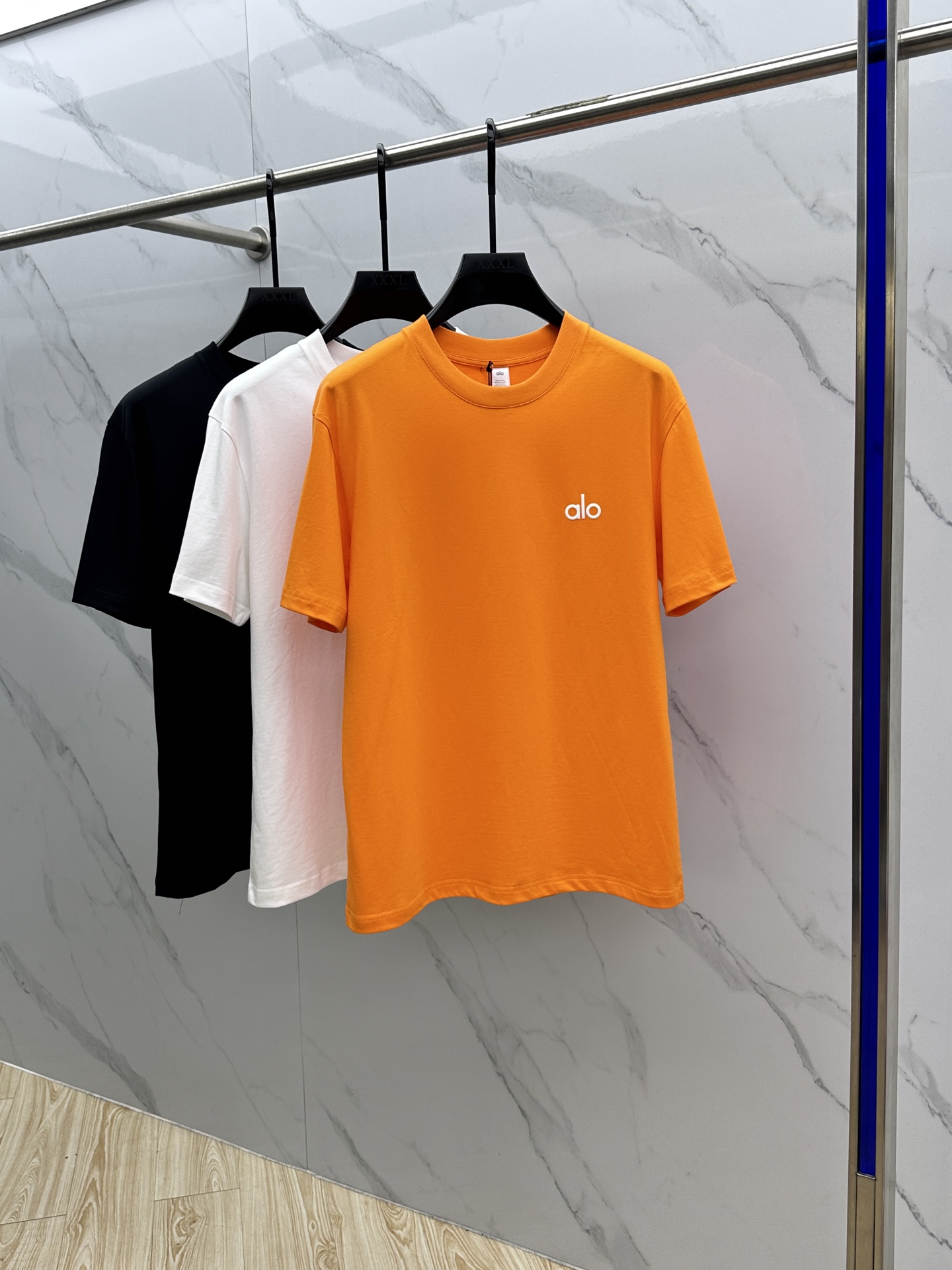 NO:453318,alo 2025 spring and summer new style first-time counter latest short-sleeved round-neck T-shirt, high-end customization, avant-garde and fashionable design!  Brand logo heavy craftsmanship design, high-end long-length cotton fabric, soft feel, comfortable to wear, exquisite counter-level car line, fine workmanship, invincible and handsome upper body effect!  A must-have item for handsome men!  Hei original single production Number of codes: M~3XL, T-shirt,tees, t-shirt,alexander wang19860909alo 2025春夏新款首发专柜最新款短袖圆领T恤 高端订制 设计前卫时尚！品牌logo重工艺设计 高端长绒棉面料.手感柔软.穿着舒适.专柜级别精致车线.做工精细.上身效果无敌帅气！型男必备单品！ hei原单出品 码数: M~3XL,,T-shirt,tees，t-shirt,alexander wang,Men's clothing