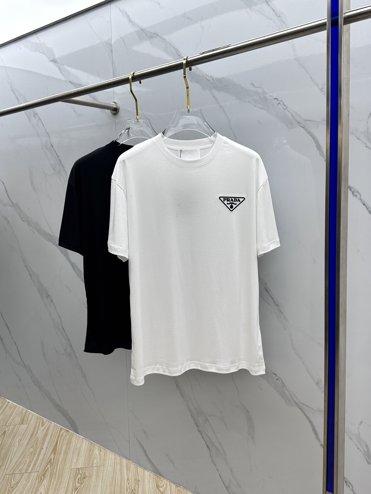 NO:454645,Prada*Prada 2025 spring and summer new first-time counter latest short-sleeved round-neck T-shirt, high-end customization, avant-garde and fashionable design!  Brand logo heavy craftsmanship design, high-end mercerized long cotton fabric, soft feel, comfortable to wear, exquisite counter-level car line, fine workmanship, invincible and handsome upper body effect!  A must-have item for handsome men!  Hei original single production Number of codes: M~3XL, prada, prada, T-shirt,tees, t-shirt,alexander wang19860909Prada*普拉达 2025春夏新款首发专柜最新款短袖圆领T恤 高端订制 设计前卫时尚！品牌logo重工艺设计 高端丝光长绒棉面料.手感柔软.穿着舒适.专柜级别精致车线.做工精细.上身效果无敌帅气！型男必备单品！ hei原单出品 码数: M~3XL,,prada,prada,T-shirt,tees，t-shirt,alexander wang,Men's clothing