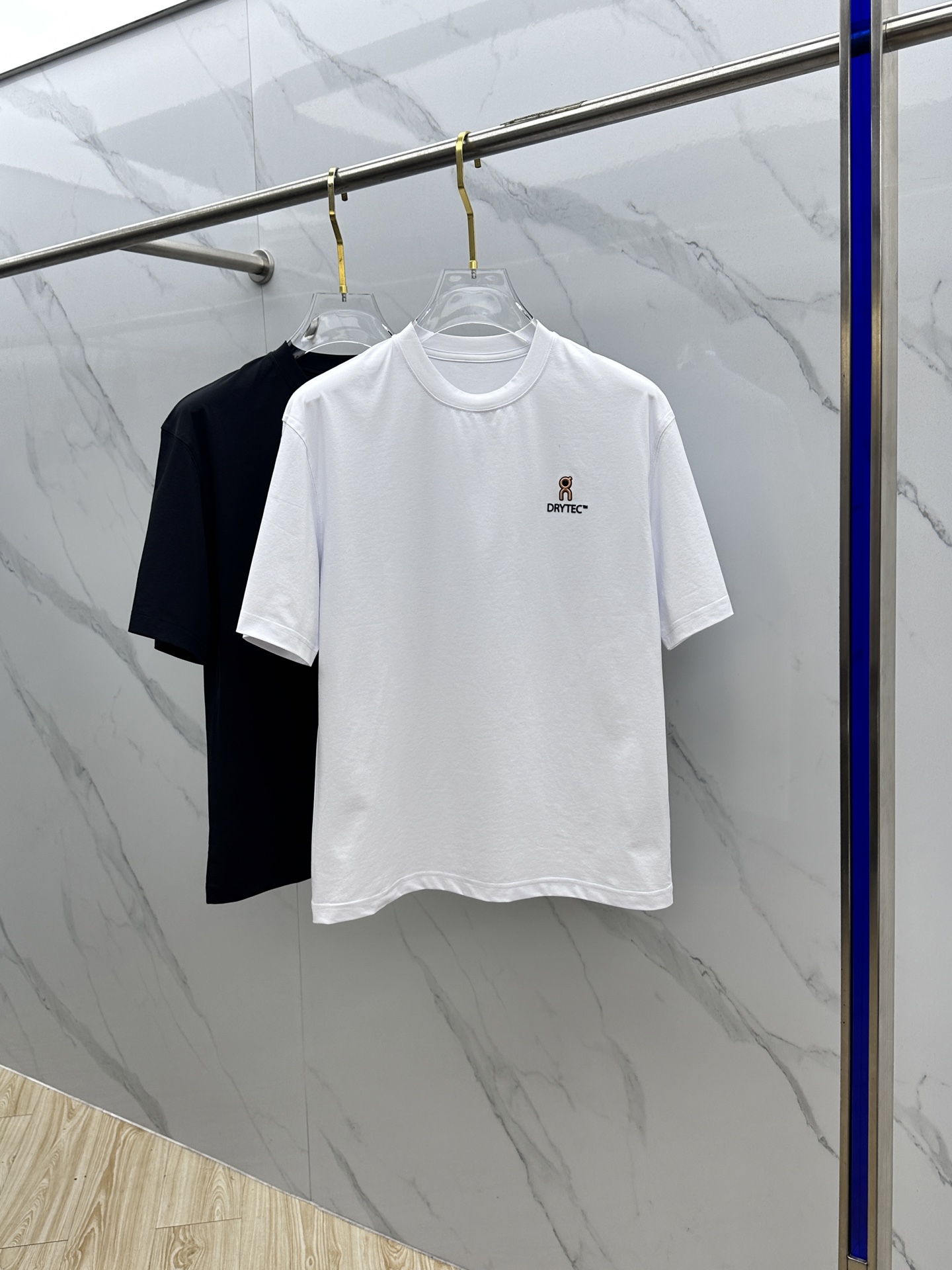 NO:449989,DRYTEC spacer fabric 2025 spring and summer new fast-drying outdoor casual single T, DRYTEC spacer fabric is not just a fabric, it is a redefinition of wear comfort and a challenge to the limit of performance. DRYTEC spacer fabric is also very soft and breathable, and can quickly transport internal moisture to the outer layer. The outer surface made of fiber can quickly absorb sweat and quickly evaporate through large area distribution to ensure that the wearer remains dry. Simple design concept, lightweight, focusing on comfort and performance, is worth recommending. The same model of men and women xh code M-3XL,,alexander wang19860909DRYTEC间隔织物 2025春夏新款速干户外休闲单T,DRYTEC间隔织物,不仅仅是一款面料,它是对穿着舒适性的重新定义,是对性能极限的挑战.DRYTEC间隔织物还非常柔软,透气性极佳,能够迅速将内部水分输送到外层,由纤维制成的外层表面能迅速吸收汗水,并通过大面积分布实现快速蒸发,确保穿着者保持干爽.简单的设计理念,轻量化,注重舒适与性能,值得推荐. 男女同款xh 码数M-3XL,,alexander wang,Men's clothing