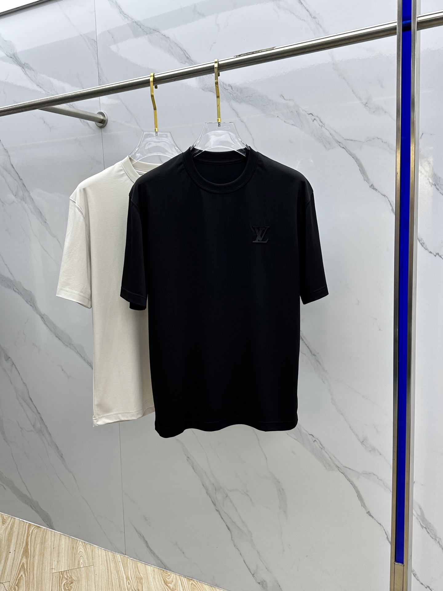 NO:455225,1V* Louis Vuitton 2025FW spring and summer new outdoor beef, special training, sports, fitness, running, casual, moisture-absorbing and sweating T-shirt, all-weather outdoor sports series!  Sports running, long sleeves, mountaineering and hiking. High-quality fabric, skin-friendly and soft, sweat-absorbing and breathable. Outdoor functional fabric, quick-drying, lightweight and breathable!  3D three-dimensional shearing, a simple but not simple model, with the upper body effect perfect!  Technology quick-drying clothes with such high cost performance. Process processing, tailoring, logo pressing process, extremely recognizable. A must-have item for single wear and basement. The same model for men and women xh, code number m~3xl,,louis vuitton,tees, t-shirt,alexander wang198609091V*路易威登 2025FW春夏新款户外牛货,特综训运动健身跑步休闲内搭吸湿排汗T恤 全天候户外运动系列！运动跑步长袖,登山徒步.优质面料 亲肤柔软 吸汗透气 户外功能性面料 速干 轻量透气！ 3d立体载剪 简约而不简单的一款,上身效果堪称完美！性价比这么高的科技速干衣 . 工艺处理,剪裁到位,logo压胶工艺,辨识度极高.单穿打底必备单品. 男女同款xh 码数m~3xl,,louis vuitton,tees，t-shirt,alexander wang,Men's clothing