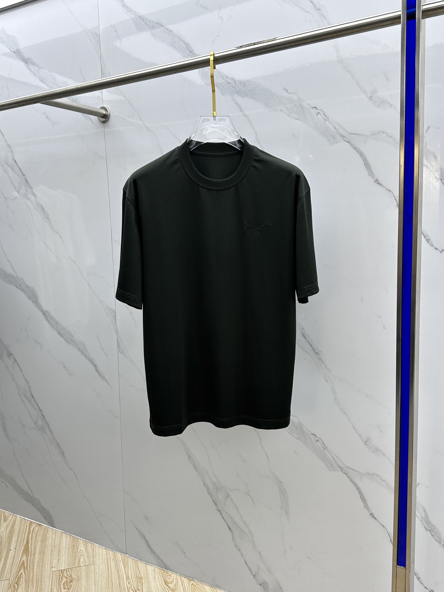 NO:449993,ARC*Architecture Bird 2025FW spring and summer new outdoor beef, special training, sports, fitness, running, casual, moisture-absorbing and sweating T-shirt, all-weather outdoor sports series!  Sports running, long sleeves, mountaineering and hiking. High-quality fabric, skin-friendly and soft, sweat-absorbing and breathable. Outdoor functional fabric, quick-drying, lightweight and breathable!  3D three-dimensional shearing, a simple but not simple model, with the upper body effect perfect!  Such a cost-effective technology quick-drying clothes. Processing, tailoring, logo embroidery technology, extremely recognizable. A must-have item for single wear and basement. The same model for men and women xh, code number m~3xl, arc'teryx,tees, t-shirt,alexander wang19860909ARC*始祖鸟 2025FW春夏新款户外牛货,特综训运动健身跑步休闲内搭吸湿排汗T恤 全天候户外运动系列！运动跑步长袖,登山徒步.优质面料 亲肤柔软 吸汗透气 户外功能性面料 速干 轻量透气！ 3d立体载剪 简约而不简单的一款,上身效果堪称完美！性价比这么高的科技速干衣 . 工艺处理,剪裁到位,logo刺绣工艺,辨识度极高.单穿打底必备单品. 男女同款xh 码数m~3xl,arc'teryx,tees，t-shirt,alexander wang,Men's clothing