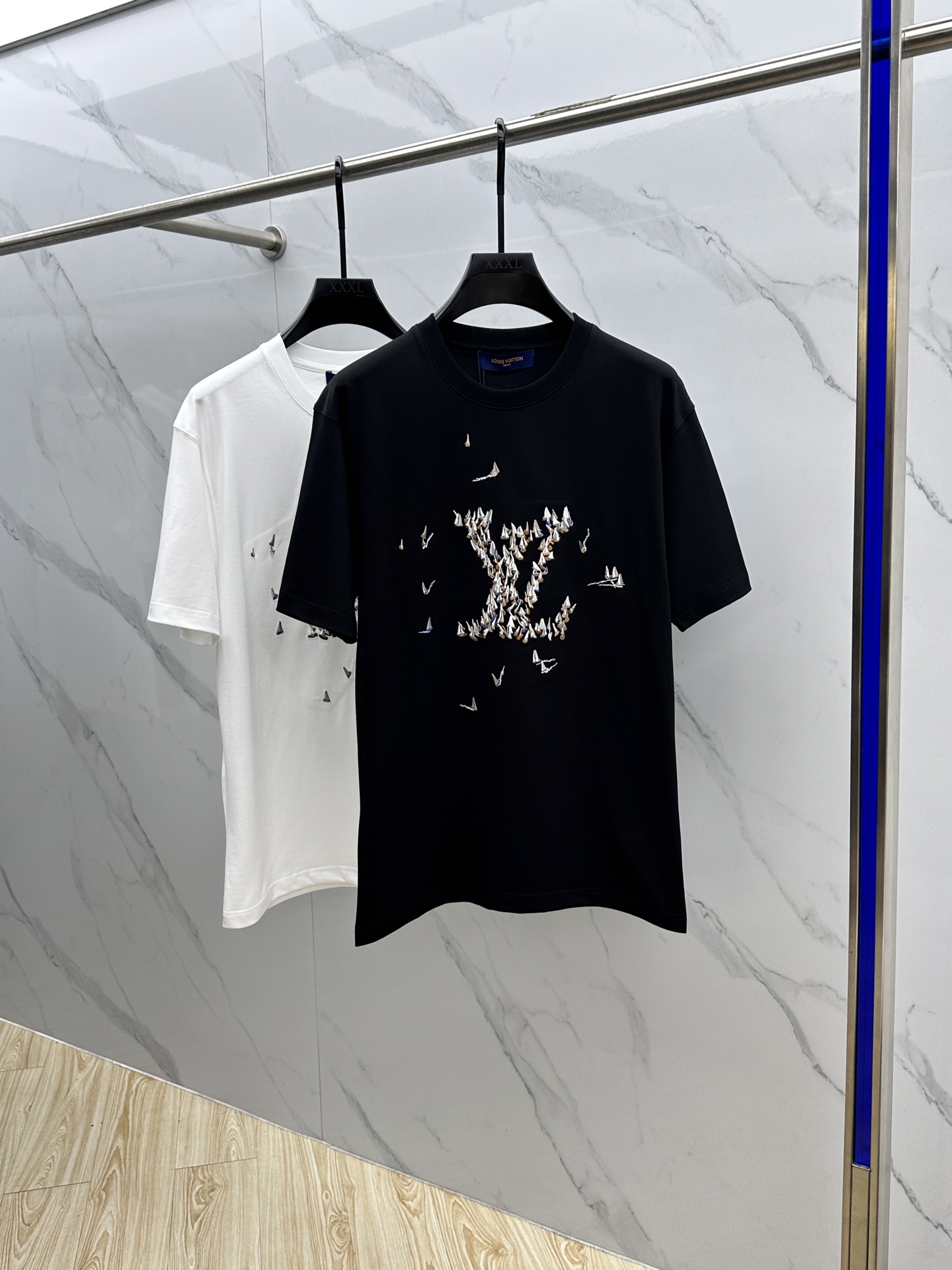 NO:479297,1V* Louis Vuitton 2025FW spring and summer new round neck base with T-shirt, three-dimensional logo, micro-contour half-sleeved cotton base, the feel is glutinous and skinny, soft and tough. The process, toughness and wrinkle resistance have been greatly improved. The micro-contour tailoring is very well-equipped, and the three-dimensional embroidery process on the chest logo is extremely recognizable. A must-have item for single-wearing base. Men and women's same size 023 yards M-3XL,,louis vuitton,tees, t-shirt, alexander wang198609091V*路易威登 2025FW春夏新品圆领打底外穿T恤,立体感logo微廓形半袖纯棉打底,手感面糯有骨感,柔而有韧性.工艺处理,韧性和抗皱性能得到大幅度提高.微廓形剪裁很到位,胸前logo立体刺绣工艺,辨识度极高.单穿打底必备单品. 男女同款023 码数M-3XL,,louis vuitton,tees，t-shirt,alexander wang,Men's clothing