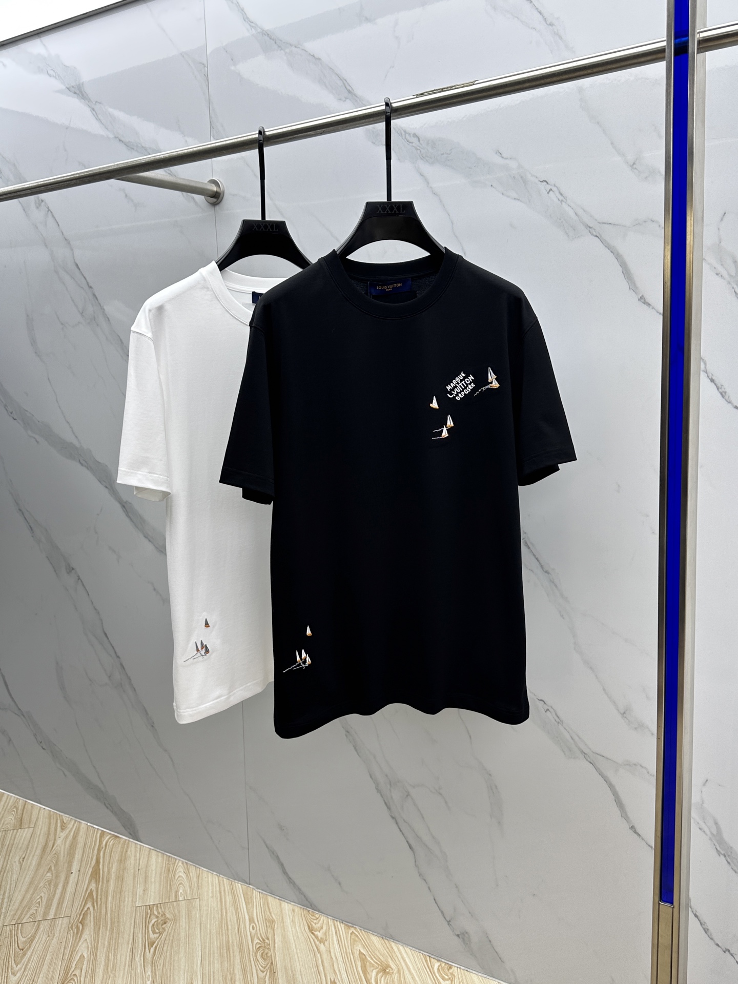 NO:479291,1V* Louis Vuitton 2025FW spring and summer new round neck bottoming T-shirt, three-dimensional logo, micro-contour half-sleeved cotton base, the feel is glutinous and skinny, soft and tough. The process, toughness and wrinkle resistance have been greatly improved. The micro-contour tailoring is very well-equipped, and the three-dimensional embroidery process on the chest logo is extremely recognizable. A must-have item for single-wearing base. Men and women's same size 023 yards M-3XL,,louis vuitton,tees, t-shirt, alexander wang198609091V*路易威登 2025FW春夏新品圆领打底外穿T恤,立体感logo微廓形半袖纯棉打底,手感面糯有骨感,柔而有韧性.工艺处理,韧性和抗皱性能得到大幅度提高.微廓形剪裁很到位,胸前logo立体刺绣工艺,辨识度极高.单穿打底必备单品. 男女同款023 码数M-3XL,,louis vuitton,tees，t-shirt,alexander wang,Men's clothing