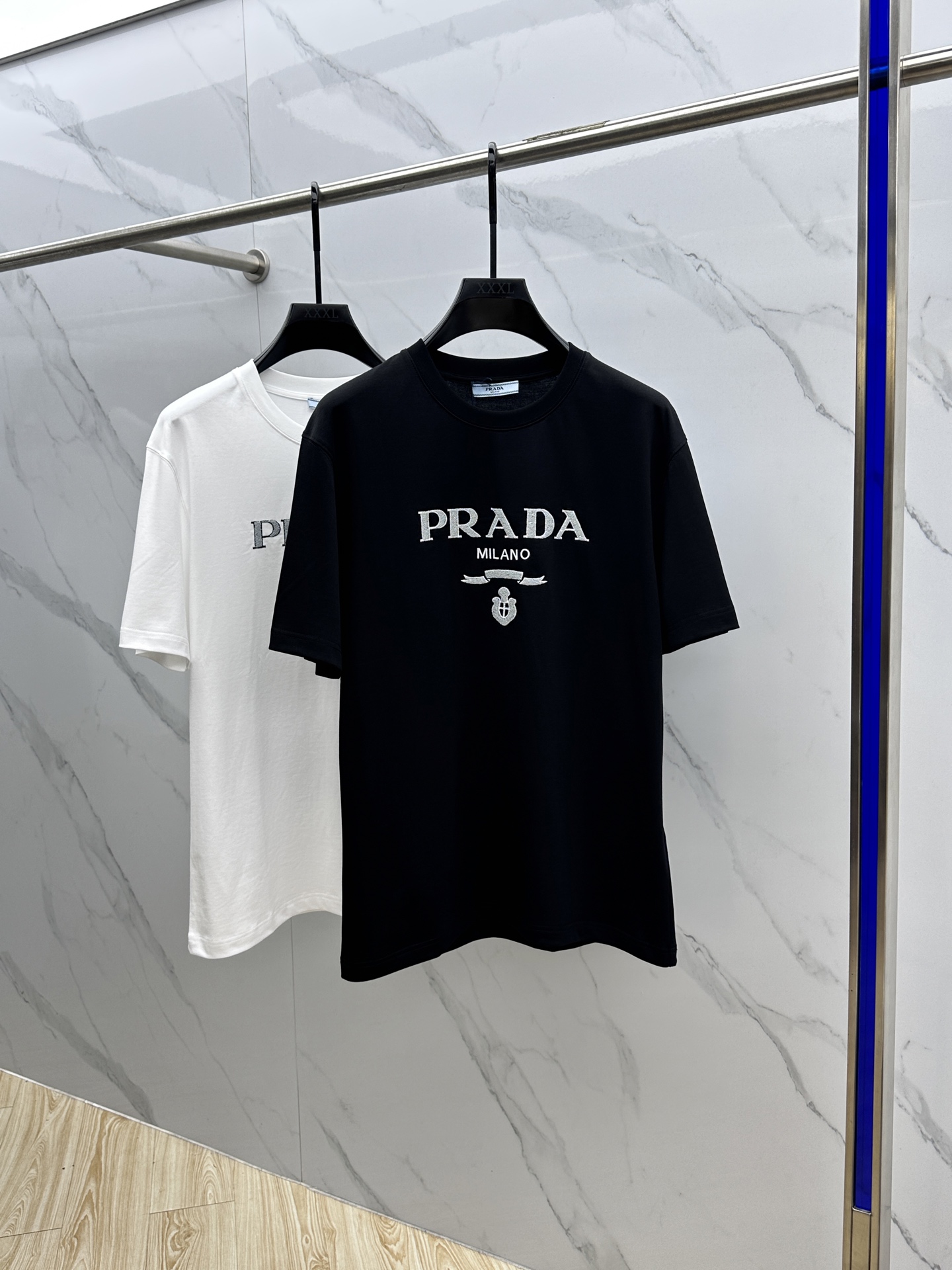NO:464760,Prad*Prad* 2025FW spring and summer new round neck bottoming T-shirt, three-dimensional logo, micro-contour half-sleeved cotton base, the feel is glutinous and skinny, soft and tough. The process, toughness and wrinkle resistance have been greatly improved. The micro-contour tailoring is very well-equipped, and the three-dimensional embroidery process on the chest logo is extremely recognizable. A must-have item for single-wearing base. Men and women's same size 023 yards M-3XL,,prada,prada,tees, t-shirt,alexander wang19860909Prad*普拉达 2025FW春夏新品圆领打底外穿T恤,立体感logo微廓形半袖纯棉打底,手感面糯有骨感,柔而有韧性.工艺处理,韧性和抗皱性能得到大幅度提高.微廓形剪裁很到位,胸前logo立体刺绣工艺,辨识度极高.单穿打底必备单品. 男女同款023 码数M-3XL,,prada,prada,tees，t-shirt,alexander wang,Men's clothing