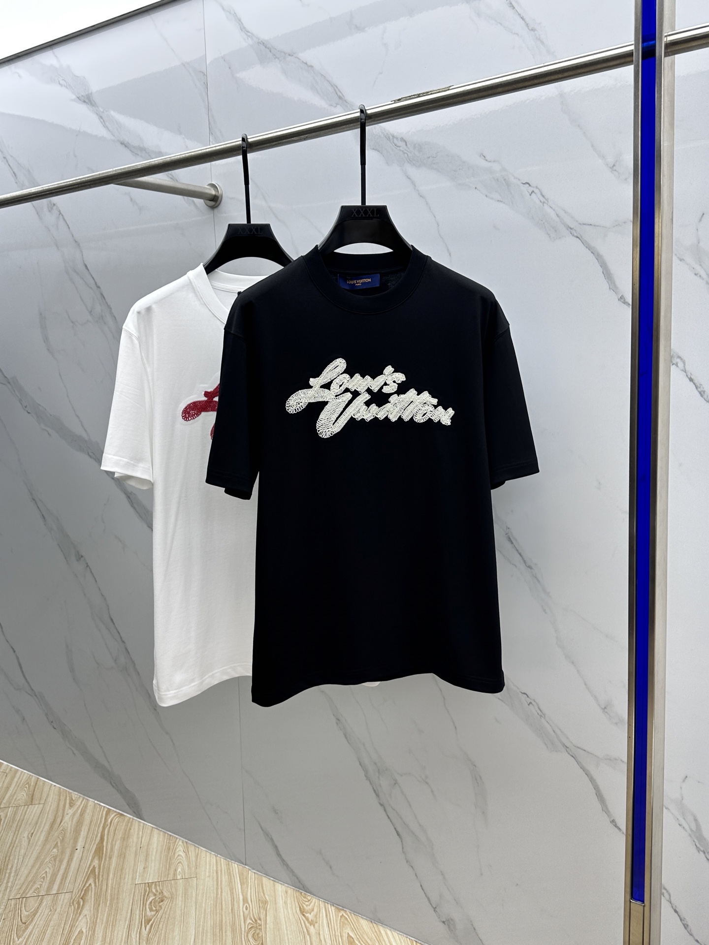 NO:480459,1V* Louis Vuitton 2025FW spring and summer new round neck base with T-shirt, three-dimensional logo, micro-contour half-sleeved cotton base, the feel is glutinous and skinny, soft and tough. The process, toughness and wrinkle resistance have been greatly improved. The micro-contour tailoring is very well-equipped, and the three-dimensional embroidery process on the chest logo is extremely recognizable. A must-have item for single-wearing base. Men and women's same size 023 yards M-3XL,,louis vuitton,tees, t-shirt, alexander wang198609091V*路易威登 2025FW春夏新品圆领打底外穿T恤,立体感logo微廓形半袖纯棉打底,手感面糯有骨感,柔而有韧性.工艺处理,韧性和抗皱性能得到大幅度提高.微廓形剪裁很到位,胸前logo立体刺绣工艺,辨识度极高.单穿打底必备单品. 男女同款023 码数M-3XL,,louis vuitton,tees，t-shirt,alexander wang,Men's clothing