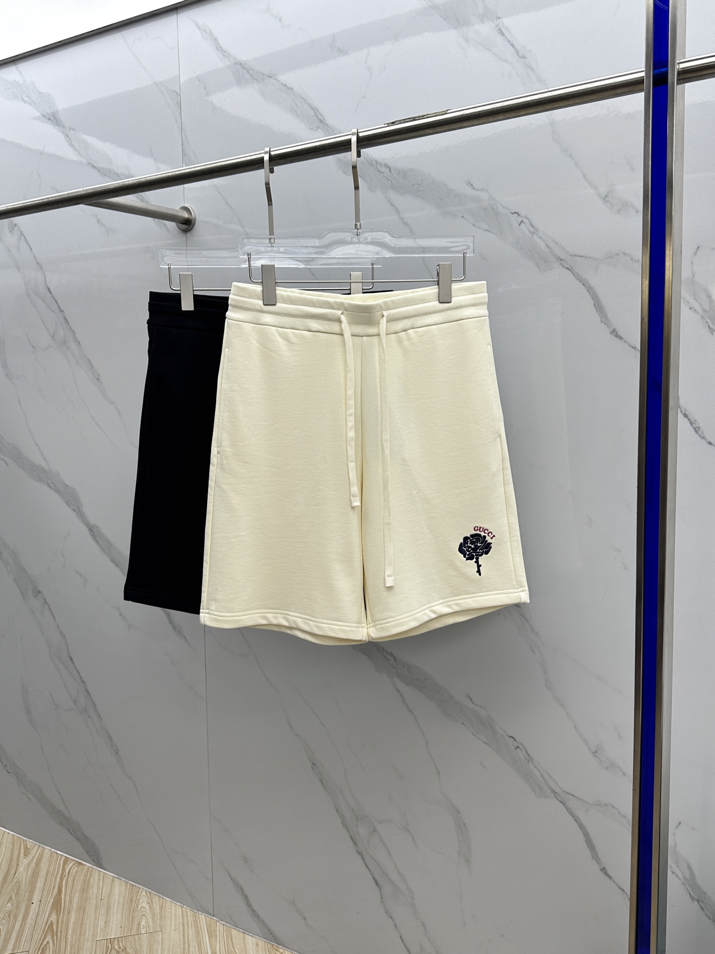 NO:461676,Guc* Gucci 2025 Spring and Summer New Men's Casual Drawstring Shorts High-end Products are simple, fashionable and generous, simple, neat and refreshing, and the quality workmanship details can stand any form of test. They are simple, generous and versatile. The upper body is elegant and handsome, and the new visual feeling is refreshing!  The quality is invincible, the details are in place, the three standards are complete, and hei is not picky about others!  Size S-XL, gucci, gucci, shorts, alexander wang19860909Guc*古驰 2025春夏新款男士休闲抽绳短裤 高端货简洁时尚大方 简洁利落又清爽 品质做工细节经得起任何形式检验,简约大方百搭款 上身优雅帅气,焕然一新的即视感！品相无敌,细节都很到位,三标齐全,hei上身不挑人！ 尺码S-XL,,gucci,gucci,shorts,alexander wang,Men's clothing