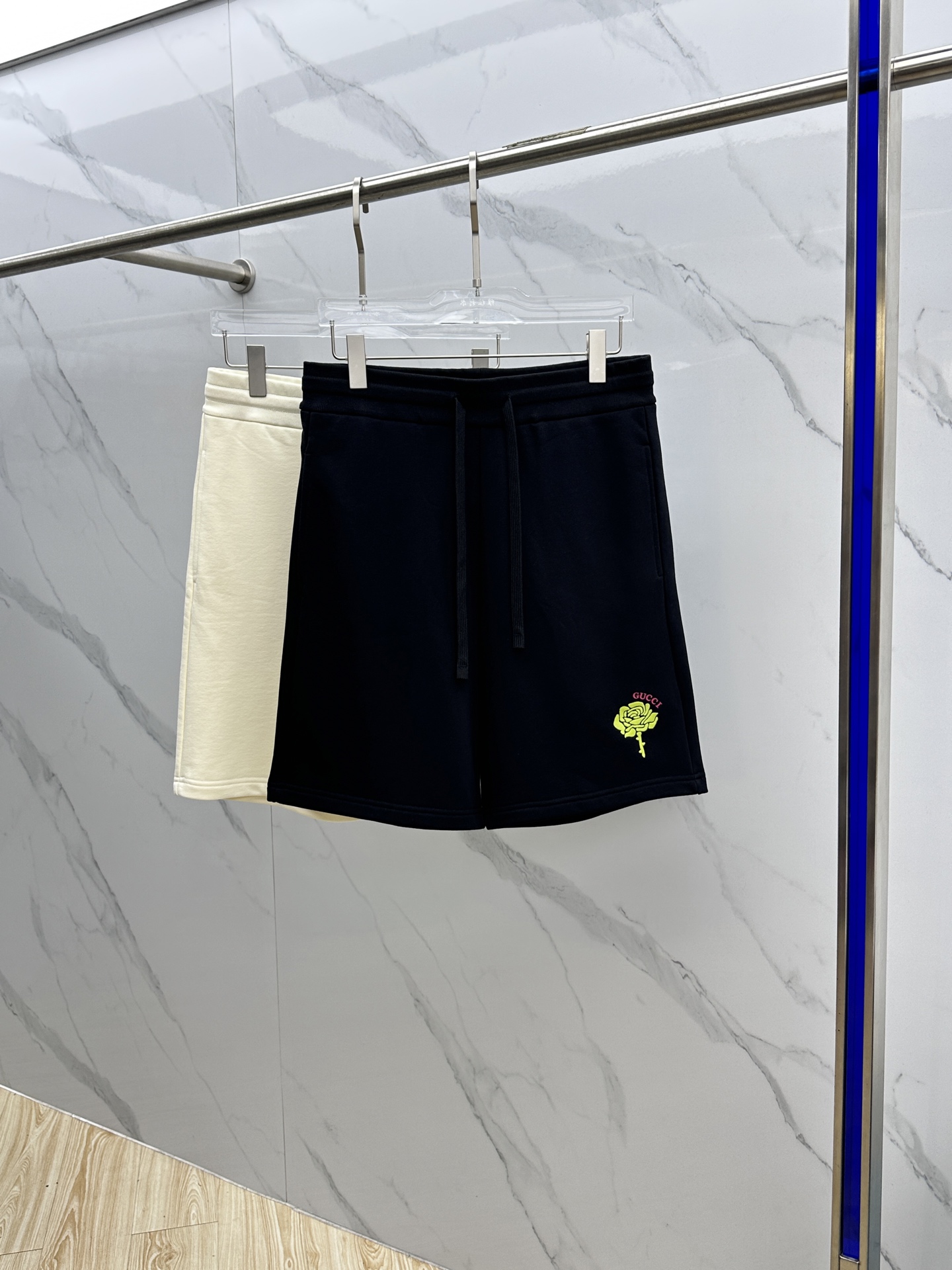 NO:426084,Guc* Gucci New spring and summer men's casual drawstring shorts, high-end products are simple, fashionable and generous, simple, neat and refreshing, the quality workmanship details can stand any form of test, simple, generous and versatile, elegant and handsome, with a new look!  The quality is invincible, the details are in place, the three standards are complete, and hei is not picky about others!  Size S-XL, gucci, gucci, shorts, alexander wang19860909Guc*古驰 春夏新款男士休闲抽绳短裤 高端货简洁时尚大方 简洁利落又清爽 品质做工细节经得起任何形式检验,简约大方百搭款 上身优雅帅气,焕然一新的即视感！品相无敌,细节都很到位,三标齐全,hei上身不挑人！ 尺码S-XL,,gucci,gucci,shorts,alexander wang,Men's clothing