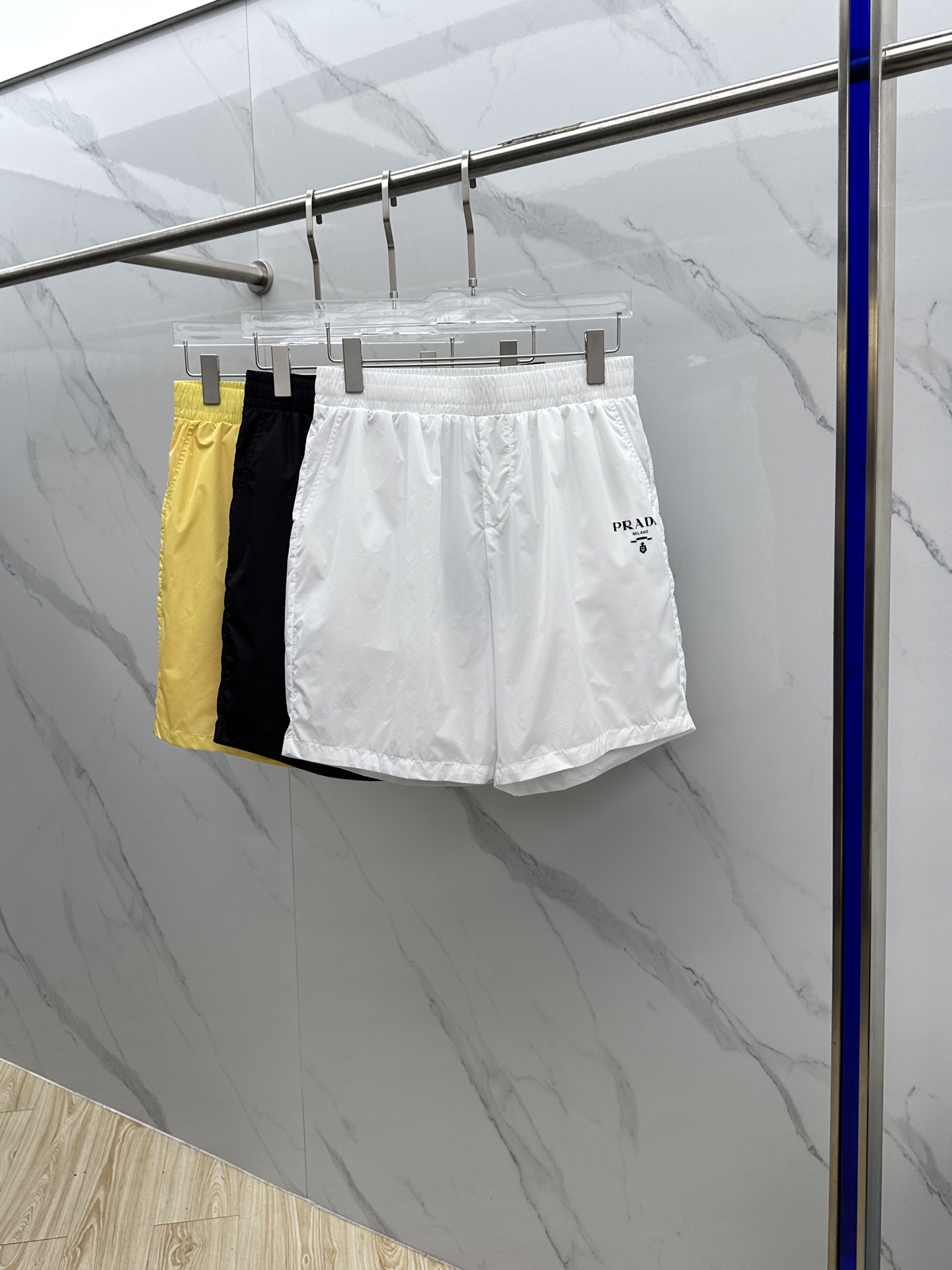 NO:439407,Prad* Prad* 2025 spring and summer new men's quick-dry shorts, the most casual fashion aesthetic, original pants with casual and versatile upper body, casual and lazy style, high-end customized quick-drying fabric, customized craftsmanship, classic logo triangle logo, full of comfort. High-end and atmospheric, can match all T-shirts. Hei code S-XL,,prada,prada, shorts,tees,t-shirt,alexander wang19860909Prad*普拉达 2025春夏季新款男士速干短裤,最休闲的时尚美学,原版裤型上身休闲百搭、随性慵懒范,高级定制速干面料,订制工艺 经典logo三角标,舒适感爆棚.高端大气,可通搭一切T恤. hei码数S-XL,,prada,prada,shorts,tees，t-shirt,alexander wang,Men's clothing