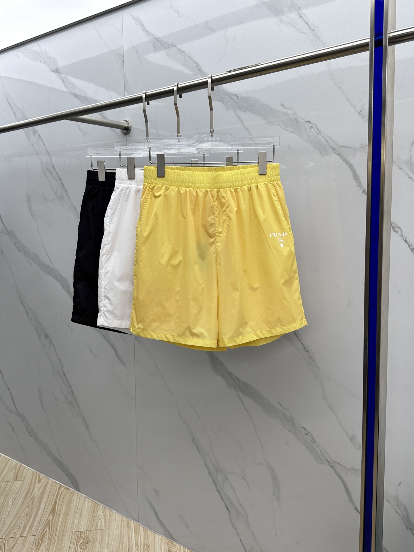 NO:428386,Prad* Prad* 2025 spring and summer new men's quick-dry shorts, the most casual fashion aesthetic, original pants with casual and versatile upper body, casual and lazy style, high-end customized quick-drying fabric, customized craftsmanship, classic logo triangle logo, full of comfort. High-end and atmospheric, can match all T-shirts. Hei code S-XL,,prada,prada, shorts,tees,t-shirt,alexander wang19860909Prad*普拉达 2025春夏季新款男士速干短裤,最休闲的时尚美学,原版裤型上身休闲百搭、随性慵懒范,高级定制速干面料,订制工艺 经典logo三角标,舒适感爆棚.高端大气,可通搭一切T恤. hei码数S-XL,,prada,prada,shorts,tees，t-shirt,alexander wang,Men's clothing