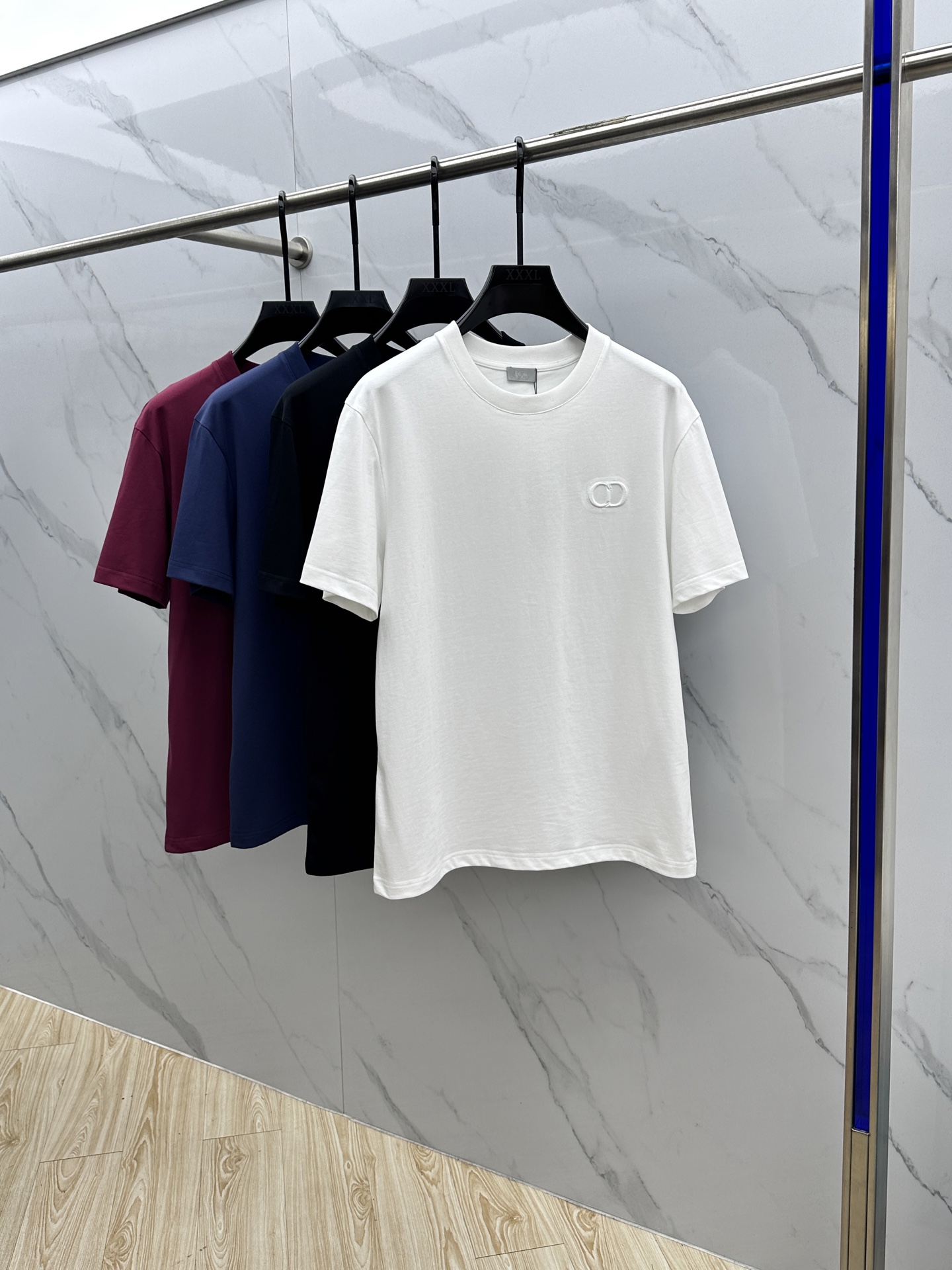 NO:468394,Christian Dior*Dior 2025FW spring and summer new round neck base with T-shirt, three-dimensional logo conventional half-sleeved cotton base, soft and tough. The process, toughness and wrinkle resistance have been greatly improved. The tailoring is very good, the three-dimensional embroidery process on the chest logo is extremely recognizable. A must-have item for single-wearing base. The same model for men and women, hei, M-3XL,,dior,dior,tees, t-shirt,alexander wang19860909Christian Dior*迪奥 2025FW春夏新品圆领打底外穿T恤,立体感logo常规半袖纯棉打底,手感面糯有骨感,柔而有韧性.工艺处理,韧性和抗皱性能得到大幅度提高.剪裁很到位,胸前logo立体刺绣工艺,辨识度极高.单穿打底必备单品. 男女同款hei 码数M-3XL,,dior,dior,tees，t-shirt,alexander wang,Men's clothing