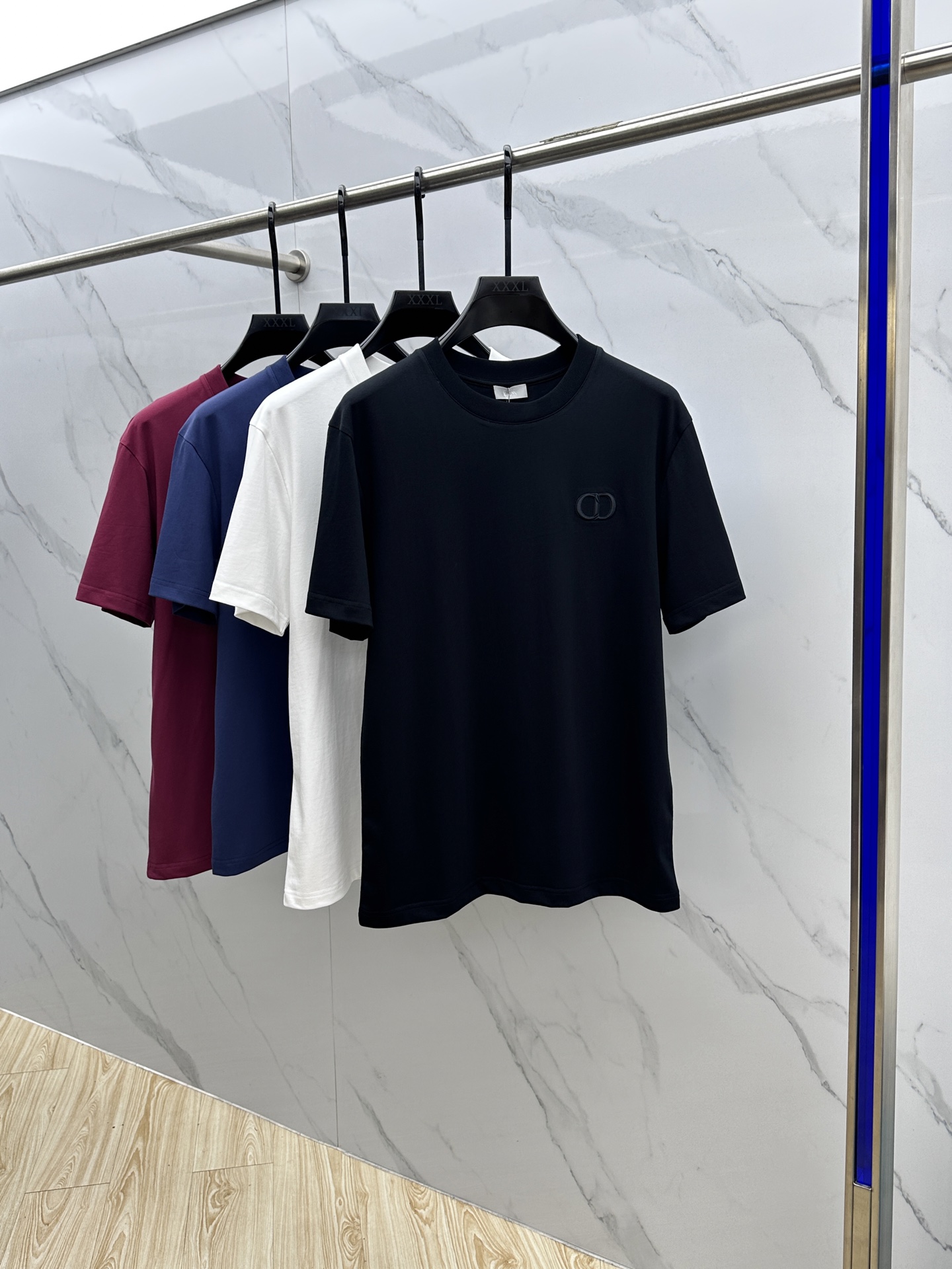 NO:428446,Christian Dior*Dior 2025FW spring and summer new round neck base with T-shirt, three-dimensional logo conventional half-sleeved cotton base, soft and tough. The process, toughness and wrinkle resistance have been greatly improved. The tailoring is very good, the three-dimensional embroidery process on the chest logo is extremely recognizable. A must-have item for single-wearing base. The same model for men and women, hei, M-3XL,,dior,dior,tees, t-shirt,alexander wang19860909Christian Dior*迪奥 2025FW春夏新品圆领打底外穿T恤,立体感logo常规半袖纯棉打底,手感面糯有骨感,柔而有韧性.工艺处理,韧性和抗皱性能得到大幅度提高.剪裁很到位,胸前logo立体刺绣工艺,辨识度极高.单穿打底必备单品. 男女同款hei 码数M-3XL,,dior,dior,tees，t-shirt,alexander wang,Men's clothing