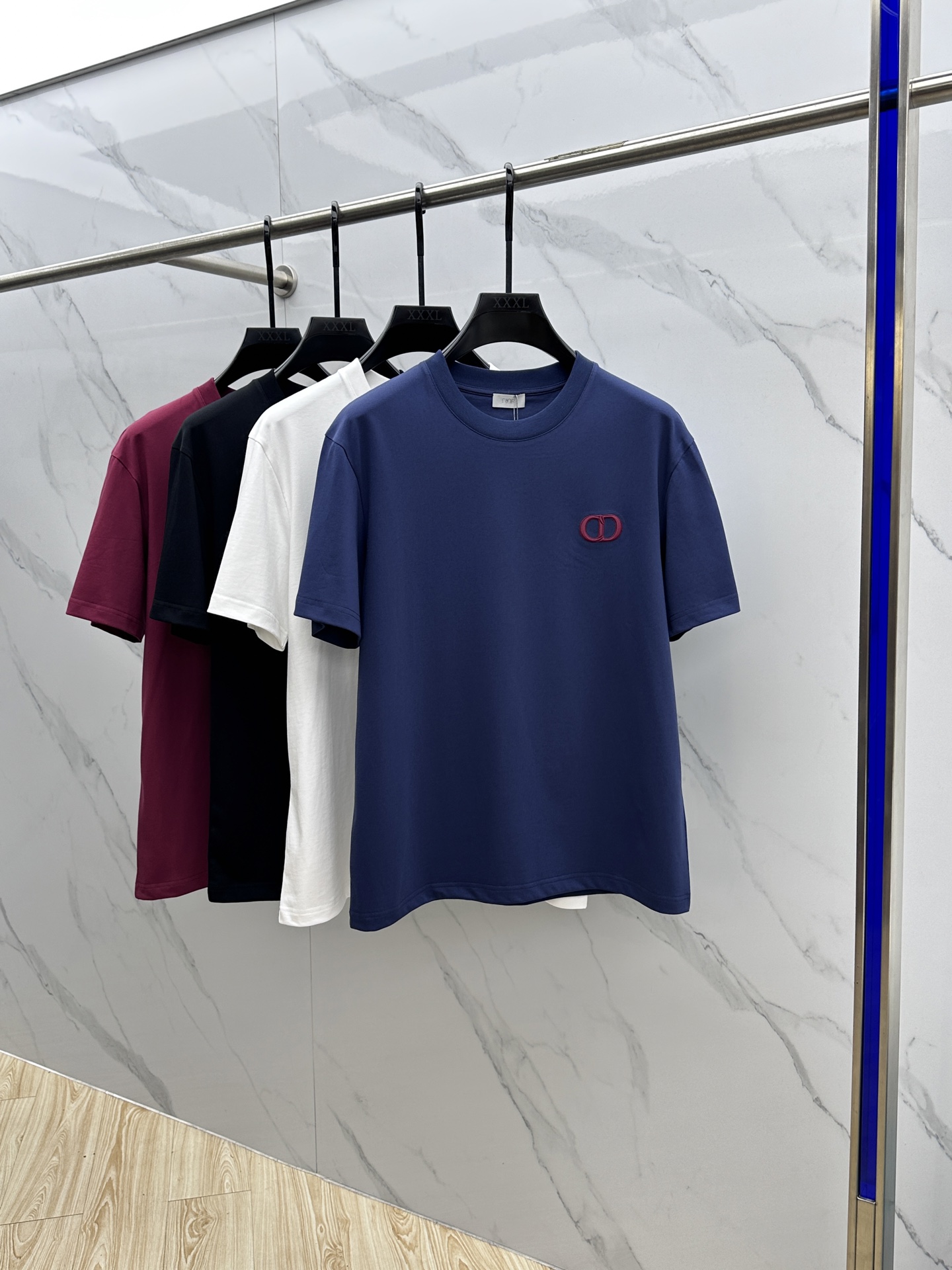 NO:428413,Christian Dior*Dior 2025FW spring and summer new round neck bottoming T-shirt, three-dimensional logo half-sleeved pure cotton base, the feel is glutinous and skinny, soft and tough. The process, toughness and wrinkle resistance have been greatly improved. The tailoring is very well-equipped, and the three-dimensional embroidery process on the chest logo is extremely recognizable. A must-have item for single-wearing base. The same model for men and women, the same size as M-3XL,,dior,dior,tees, t-shirt,alexander wang19860909Christian Dior*迪奥 2025FW春夏新品圆领打底外穿T恤,立体感logo半袖纯棉打底,手感面糯有骨感,柔而有韧性.工艺处理,韧性和抗皱性能得到大幅度提高.剪裁很到位,胸前logo立体刺绣工艺,辨识度极高.单穿打底必备单品. 男女同款hei 码数M-3XL,,dior,dior,tees，t-shirt,alexander wang,Men's clothing