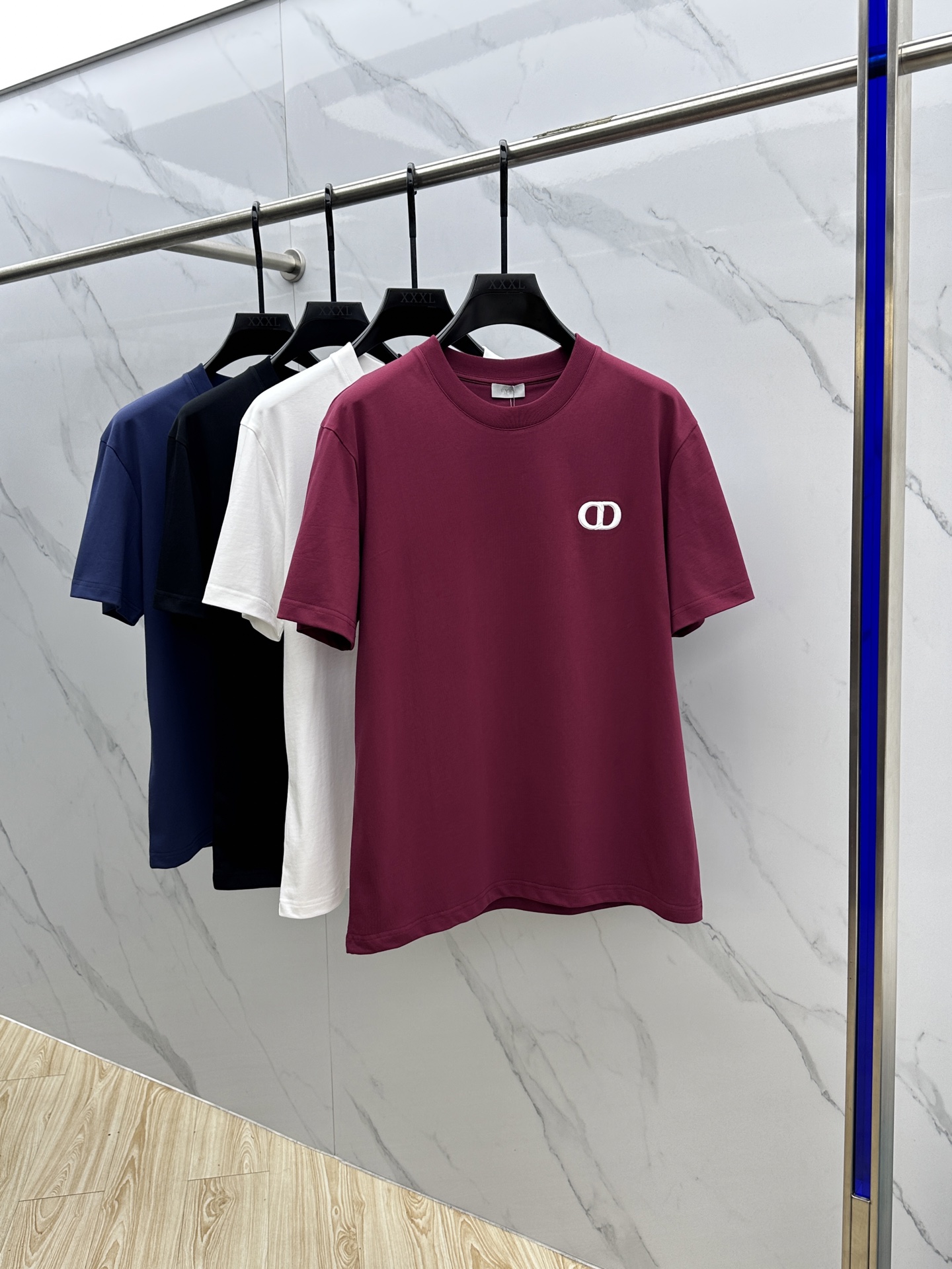 NO:428448,Christian Dior*Dior 2025FW spring and summer new round neck bottoming T-shirt, three-dimensional logo half-sleeved pure cotton base, the feel is glutinous and skinny, soft and tough. The process, toughness and wrinkle resistance have been greatly improved. The tailoring is very well-equipped, and the three-dimensional embroidery process on the chest logo is extremely recognizable. A must-have item for single-wearing base. The same model for men and women, the same size as M-3XL,,dior,dior,tees, t-shirt,alexander wang19860909Christian Dior*迪奥 2025FW春夏新品圆领打底外穿T恤,立体感logo半袖纯棉打底,手感面糯有骨感,柔而有韧性.工艺处理,韧性和抗皱性能得到大幅度提高.剪裁很到位,胸前logo立体刺绣工艺,辨识度极高.单穿打底必备单品. 男女同款hei 码数M-3XL,,dior,dior,tees，t-shirt,alexander wang,Men's clothing