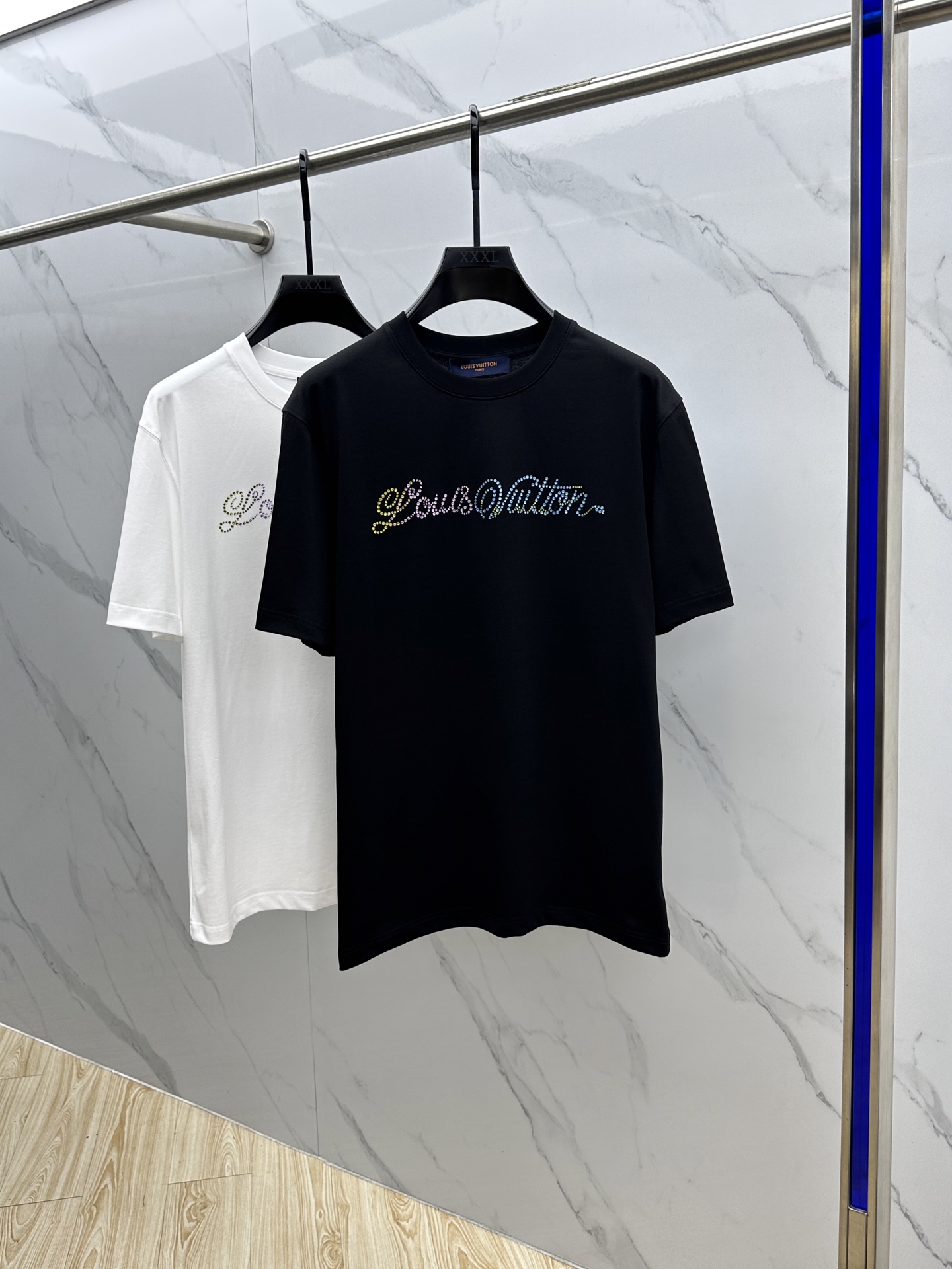 NO:464752,1V* Louis Vuitton 2025FW spring and summer new round neck bottoming T-shirt, three-dimensional logo micro-contour half-sleeved pure cotton base, the feel is glutinous and skinny, soft and tough. The process, toughness and wrinkle resistance have been greatly improved. The micro-contour tailoring is very well-placed, and the chest logo technology is extremely recognizable. A must-have item for single-wearing base. Men and women's same size 023 yards M-3XL,,louis vuitton,tees, t-shirt, alexander wang198609091V*路易威登 2025FW春夏新品圆领打底外穿T恤,立体感logo微廓形半袖纯棉打底,手感面糯有骨感,柔而有韧性.工艺处理,韧性和抗皱性能得到大幅度提高.微廓形剪裁很到位,胸前logo工艺,辨识度极高.单穿打底必备单品. 男女同款023 码数M-3XL,,louis vuitton,tees，t-shirt,alexander wang,Men's clothing