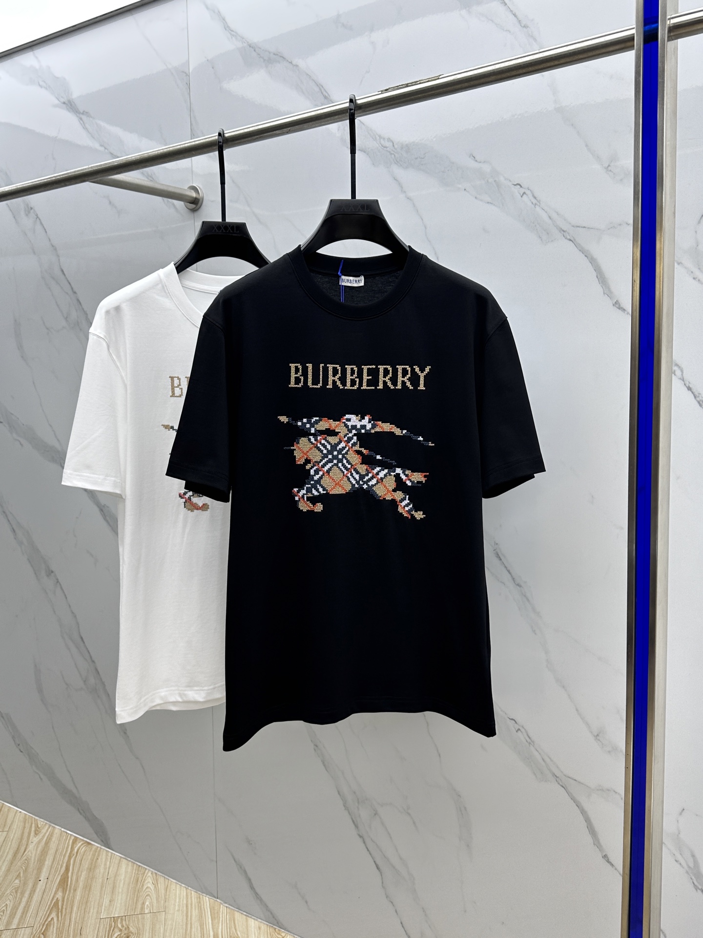 NO:479284,BBR* Burberry 2025FW spring and summer new round neck base with T-shirt, three-dimensional logo, micro-contour half-sleeved cotton base, soft and tough. Processing, toughness and wrinkle resistance have been greatly improved. The micro-contour tailoring is very well-placed, with a high recognition. A must-have item for single-wearing base. Men and women's same size 023 yardage M-3XL, burberry, tees, t-shirt, alexander wang19860909BBR*巴宝莉 2025FW春夏新品圆领打底外穿T恤,立体感logo微廓形半袖纯棉打底,手感面糯有骨感,柔而有韧性.工艺处理,韧性和抗皱性能得到大幅度提高.微廓形剪裁很到位,胸前logo工艺,辨识度极高.单穿打底必备单品. 男女同款023 码数M-3XL,,burberry,tees，t-shirt,alexander wang,Men's clothing