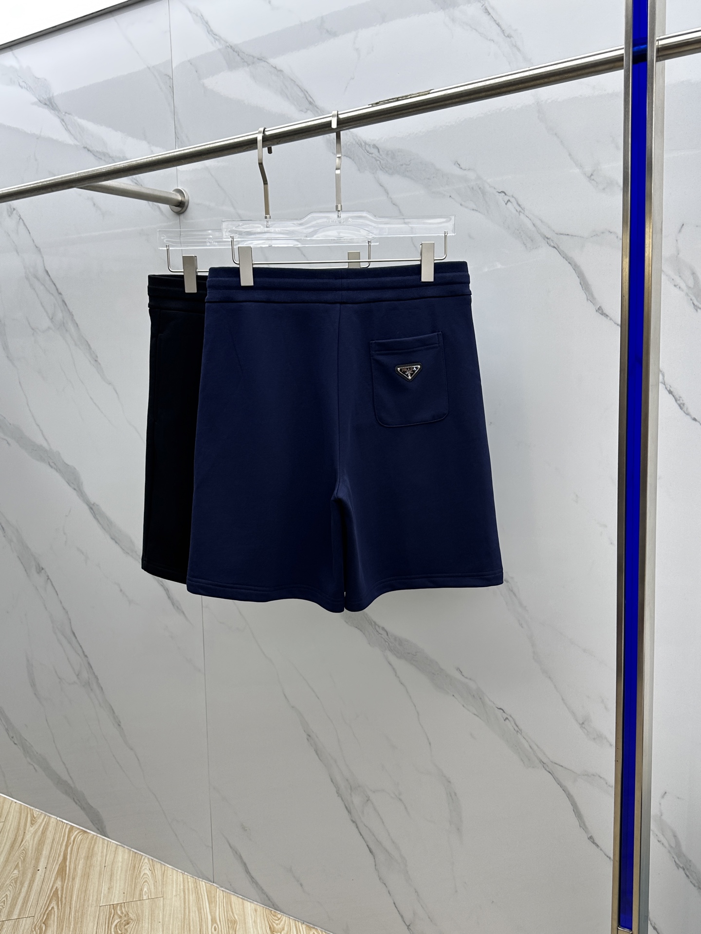  🆕Prad*普拉达 2025春夏新款男士休闲抽绳短裤 高端货简洁时尚大方 简洁利落又清爽 品质做工细节