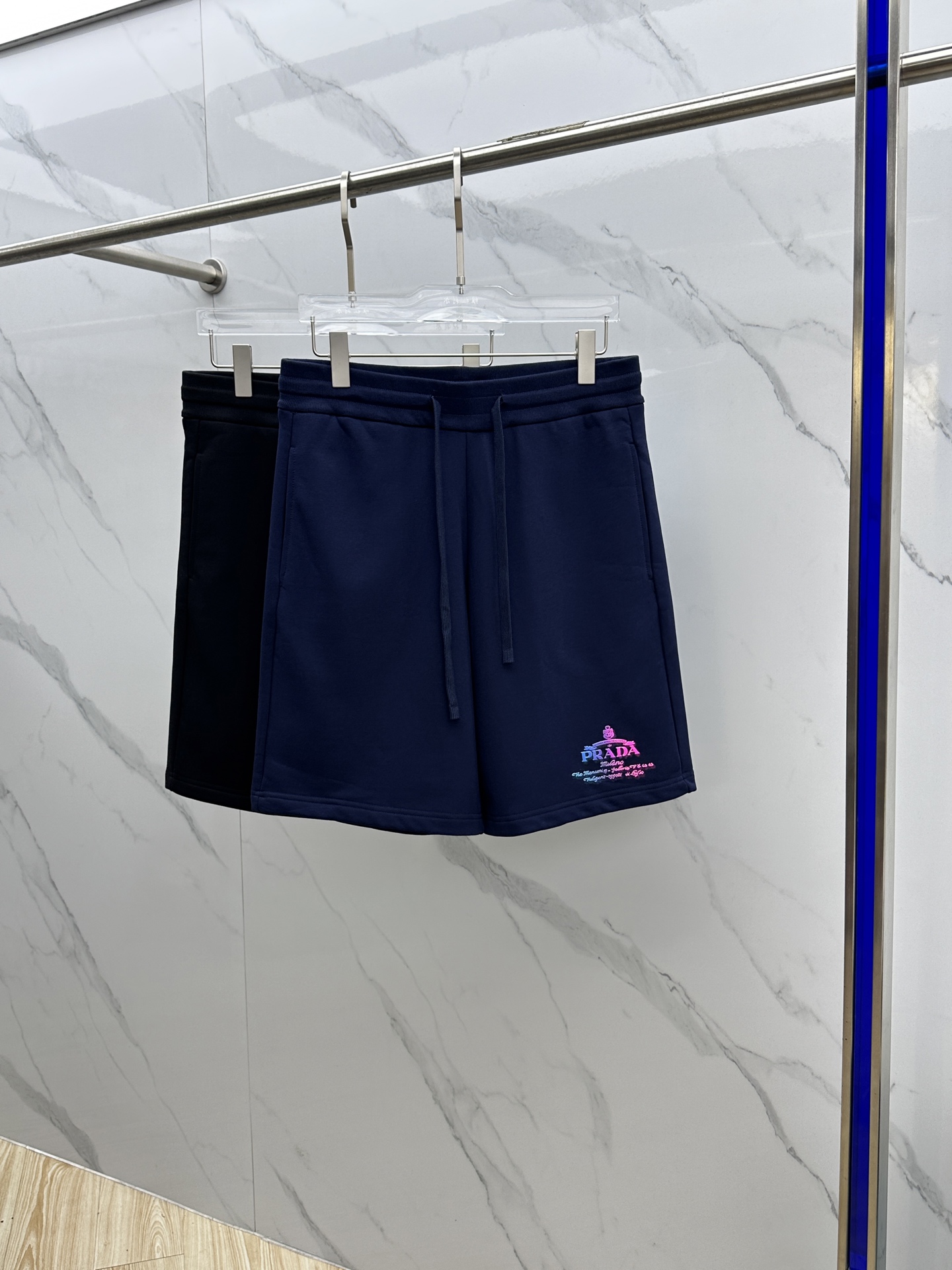 NO:458985,Prad*Prada 2025 Spring and Summer New Men's Casual Drawstring Shorts High-end Products are simple, fashionable and generous, simple, neat and refreshing, and the quality workmanship details can stand any form of test. They are simple, generous and versatile. The upper body is elegant and handsome, and the new visual feeling is refreshing!  The quality is invincible, the details are in place, the three standards are complete, and hei is not picky about others!  Size S-XL, prada, prada, shorts, alexander wang19860909Prad*普拉达 2025春夏新款男士休闲抽绳短裤 高端货简洁时尚大方 简洁利落又清爽 品质做工细节经得起任何形式检验,简约大方百搭款 上身优雅帅气,焕然一新的即视感！品相无敌,细节都很到位,三标齐全,hei上身不挑人！ 尺码S-XL,,prada,prada,shorts,alexander wang,Men's clothing