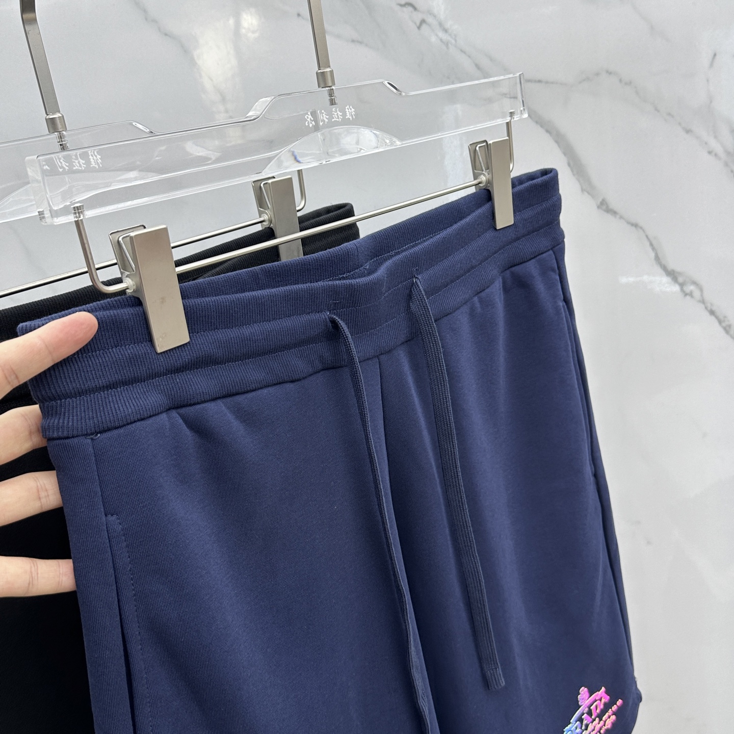  🆕Prad*普拉达 2025春夏新款男士休闲抽绳短裤 高端货简洁时尚大方 简洁利落又清爽 品质做工细节