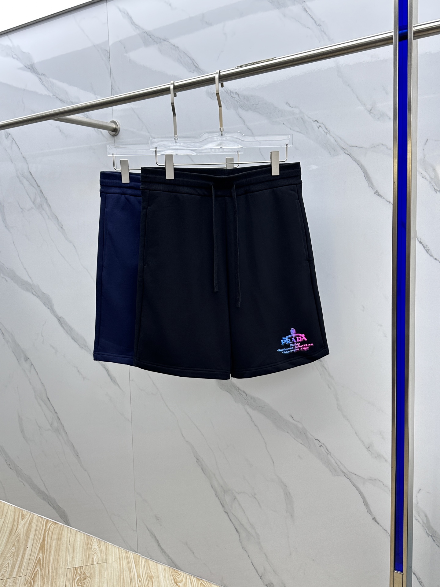 NO:455239,Prad*Prada 2025 Spring and Summer New Men's Casual Drawstring Shorts High-end Products are simple, fashionable and generous, simple, neat and refreshing, and the quality workmanship details can stand any form of test. They are simple, generous and versatile. The upper body is elegant and handsome, and the new visual feeling is refreshing!  The quality is invincible, the details are in place, the three standards are complete, and hei is not picky about others!  Size S-XL, prada, prada, shorts, alexander wang19860909Prad*普拉达 2025春夏新款男士休闲抽绳短裤 高端货简洁时尚大方 简洁利落又清爽 品质做工细节经得起任何形式检验,简约大方百搭款 上身优雅帅气,焕然一新的即视感！品相无敌,细节都很到位,三标齐全,hei上身不挑人！ 尺码S-XL,,prada,prada,shorts,alexander wang,Men's clothing