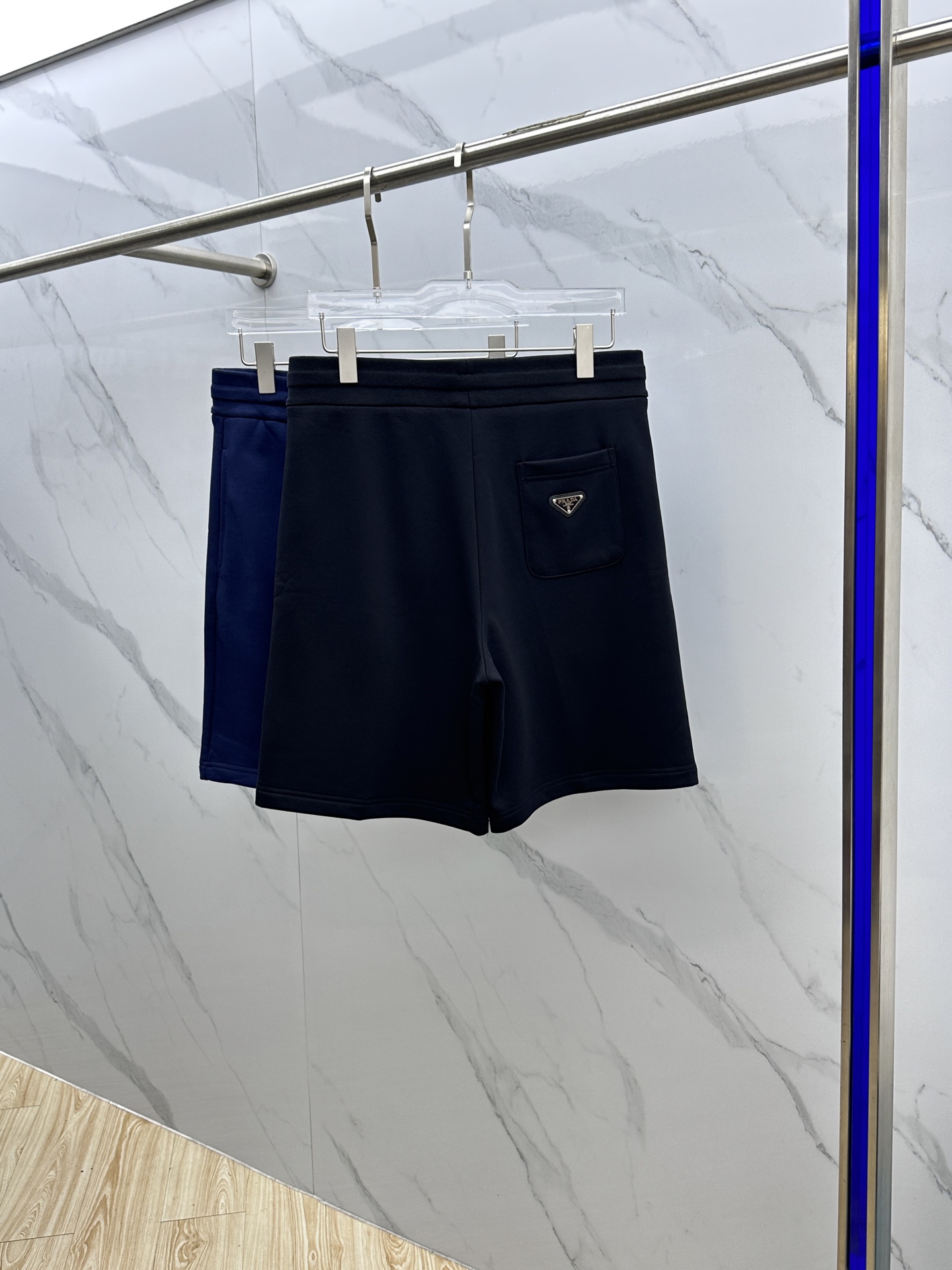  🆕Prad*普拉达 2025春夏新款男士休闲抽绳短裤 高端货简洁时尚大方 简洁利落又清爽 品质做工细节