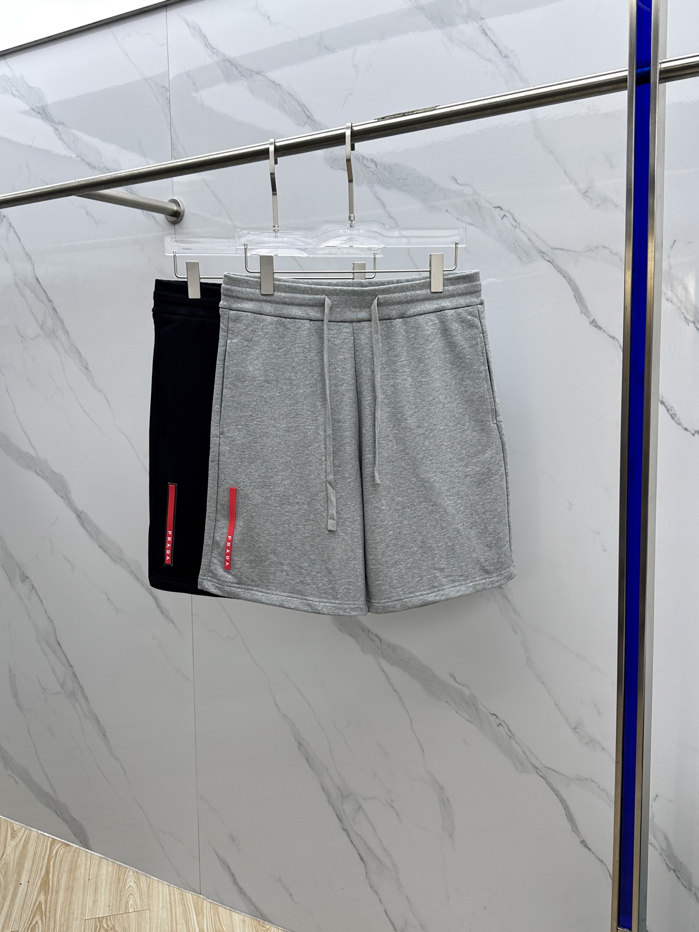 NO:512819,Prad*Prada 2025 Spring and Summer New Men's Casual Drawstring Shorts High-end Products are simple, fashionable and generous, simple, neat and refreshing, and the quality workmanship details can stand any form of test. They are simple, generous and versatile. The upper body is elegant and handsome, and the new visual feeling is refreshing!  The quality is invincible, the details are in place, the three standards are complete, and hei is not picky about others!  Size S-XL, prada, prada, shorts, alexander wang19860909Prad*普拉达 2025春夏新款男士休闲抽绳短裤 高端货简洁时尚大方 简洁利落又清爽 品质做工细节经得起任何形式检验,简约大方百搭款 上身优雅帅气,焕然一新的即视感！品相无敌,细节都很到位,三标齐全,hei上身不挑人！ 尺码S-XL,,prada,prada,shorts,alexander wang,Men's clothing